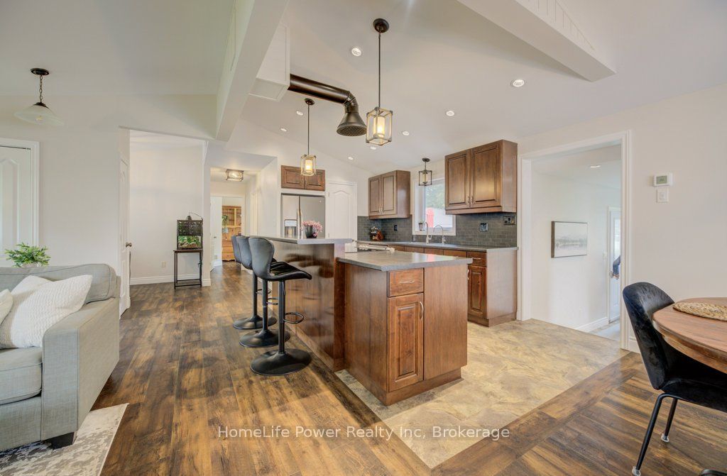1077 Queen Street Property Photo 6
