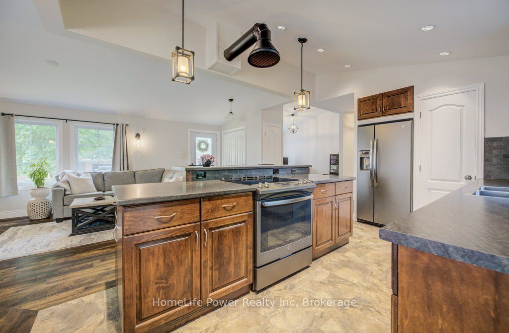 1077 Queen Street Property Photo 8