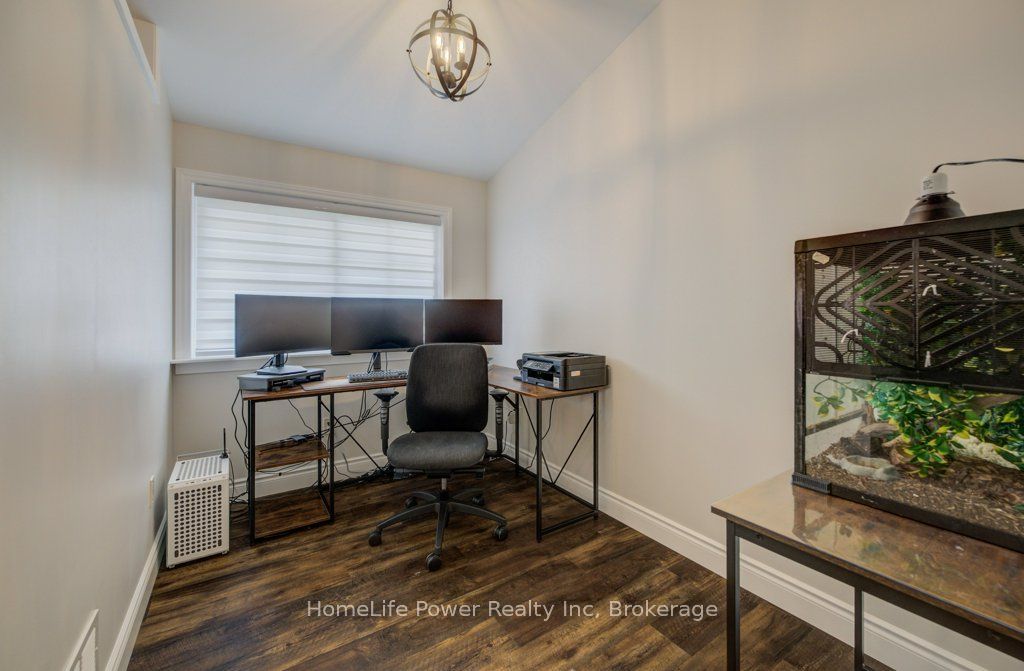 1077 Queen Street Property Photo 11