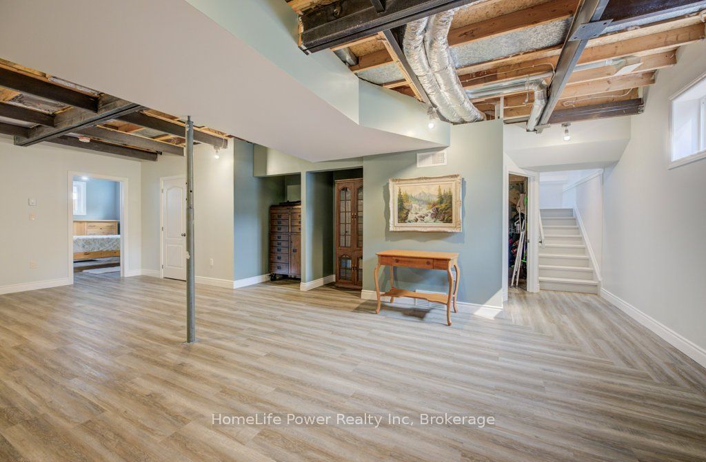 1077 Queen Street Property Photo 23