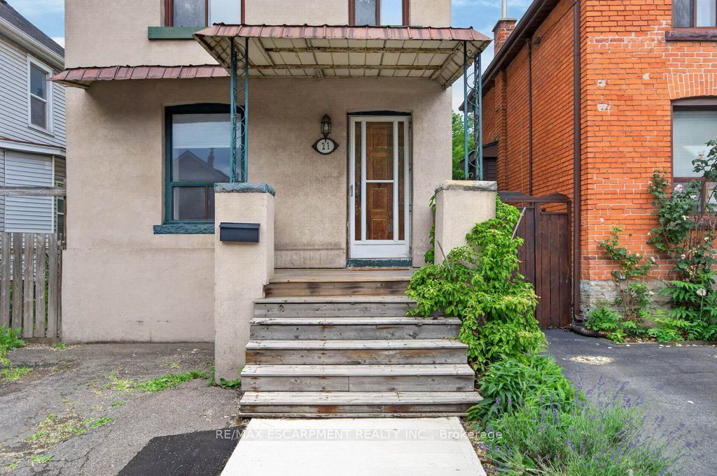 21 East Bend Avenue N Property Photo 6