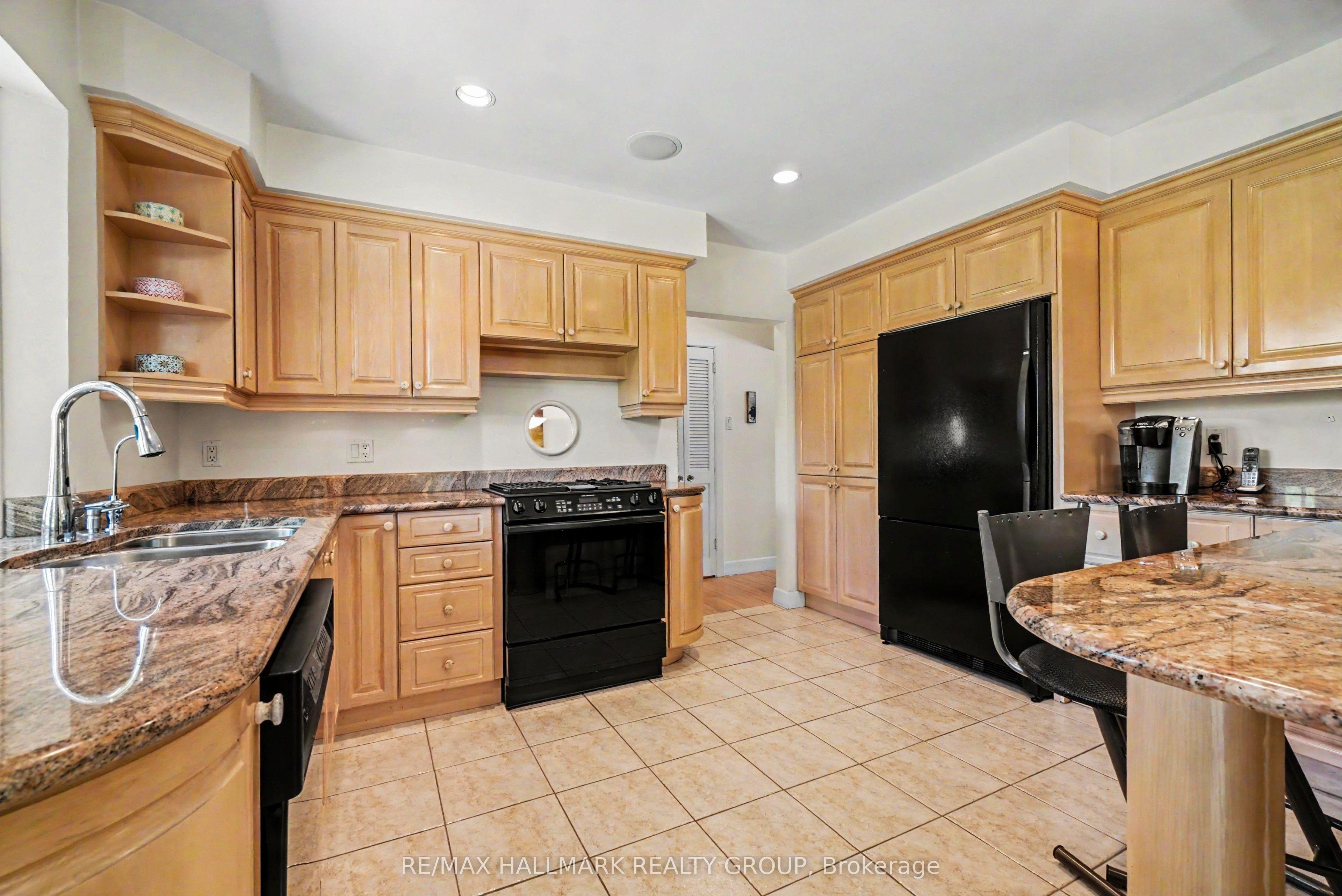2009 Killarney Drive Property Photo 5