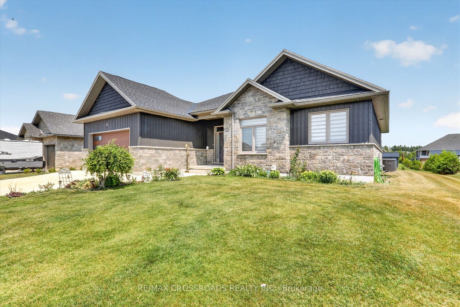 11 Mctavish Crescent N Property Photo 5