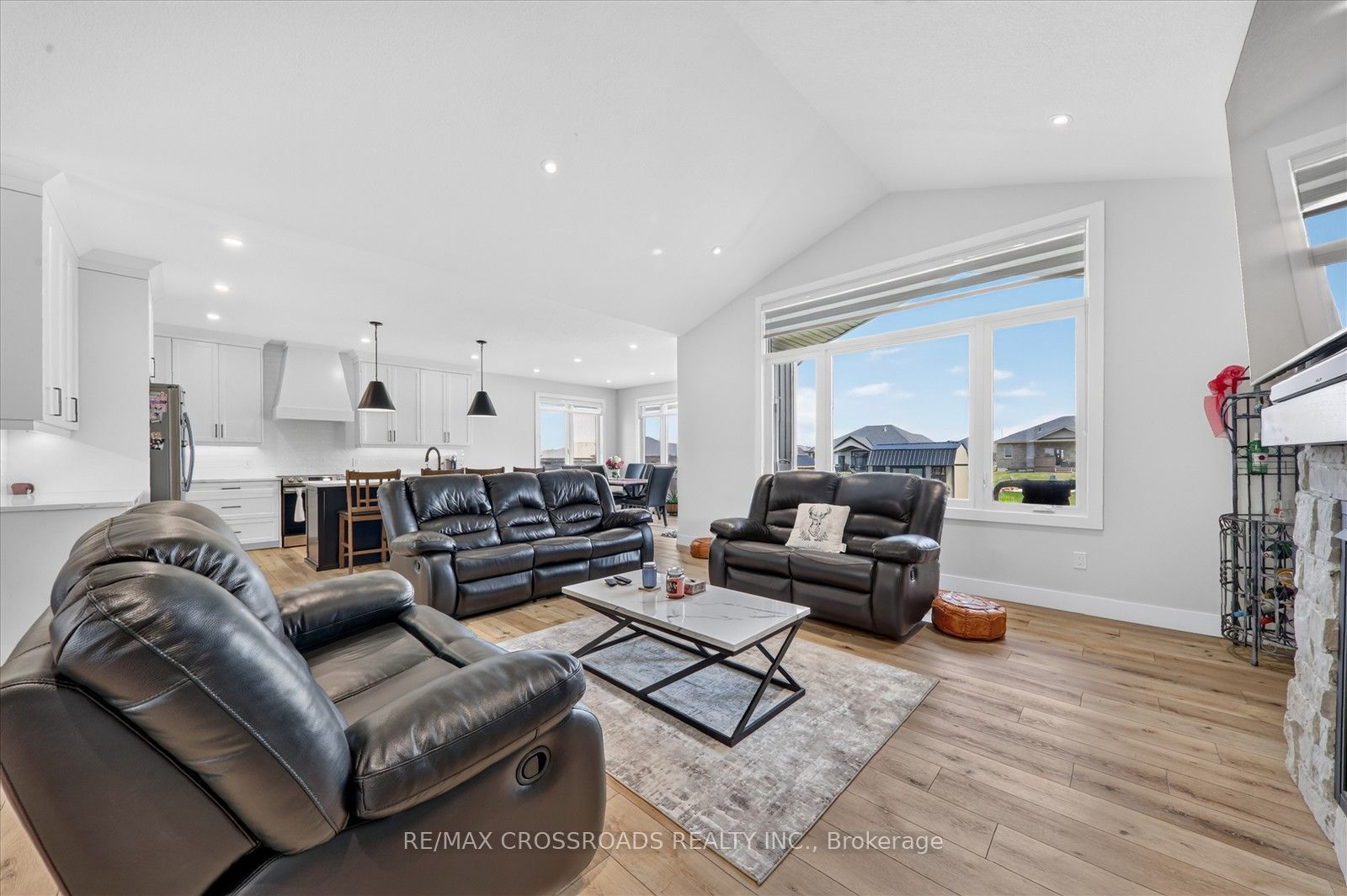 11 Mctavish Crescent N Property Photo 8