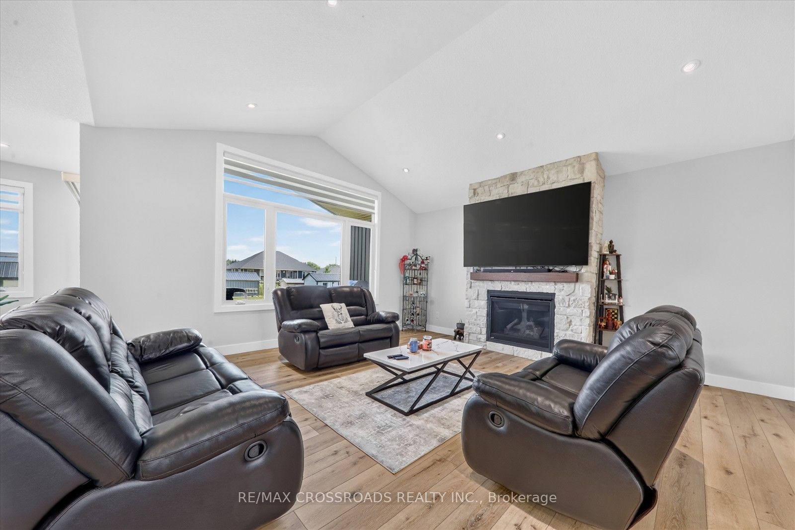 11 Mctavish Crescent N Property Photo 9