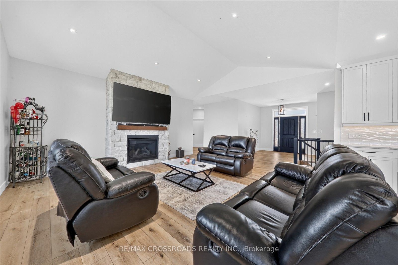 11 Mctavish Crescent N Property Photo 10