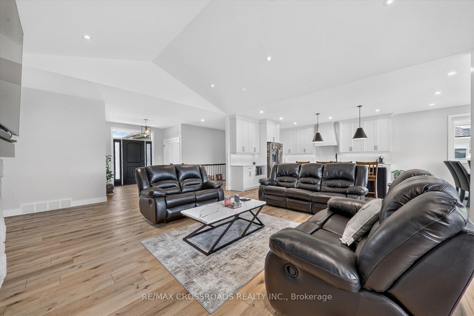 11 Mctavish Crescent N Property Photo 11