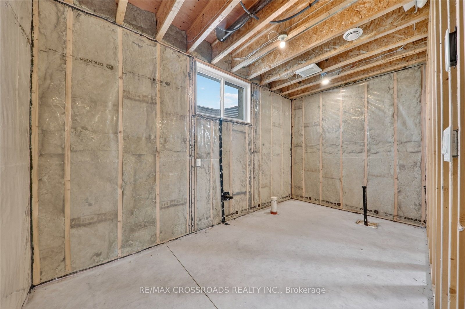 11 Mctavish Crescent N Property Photo 35