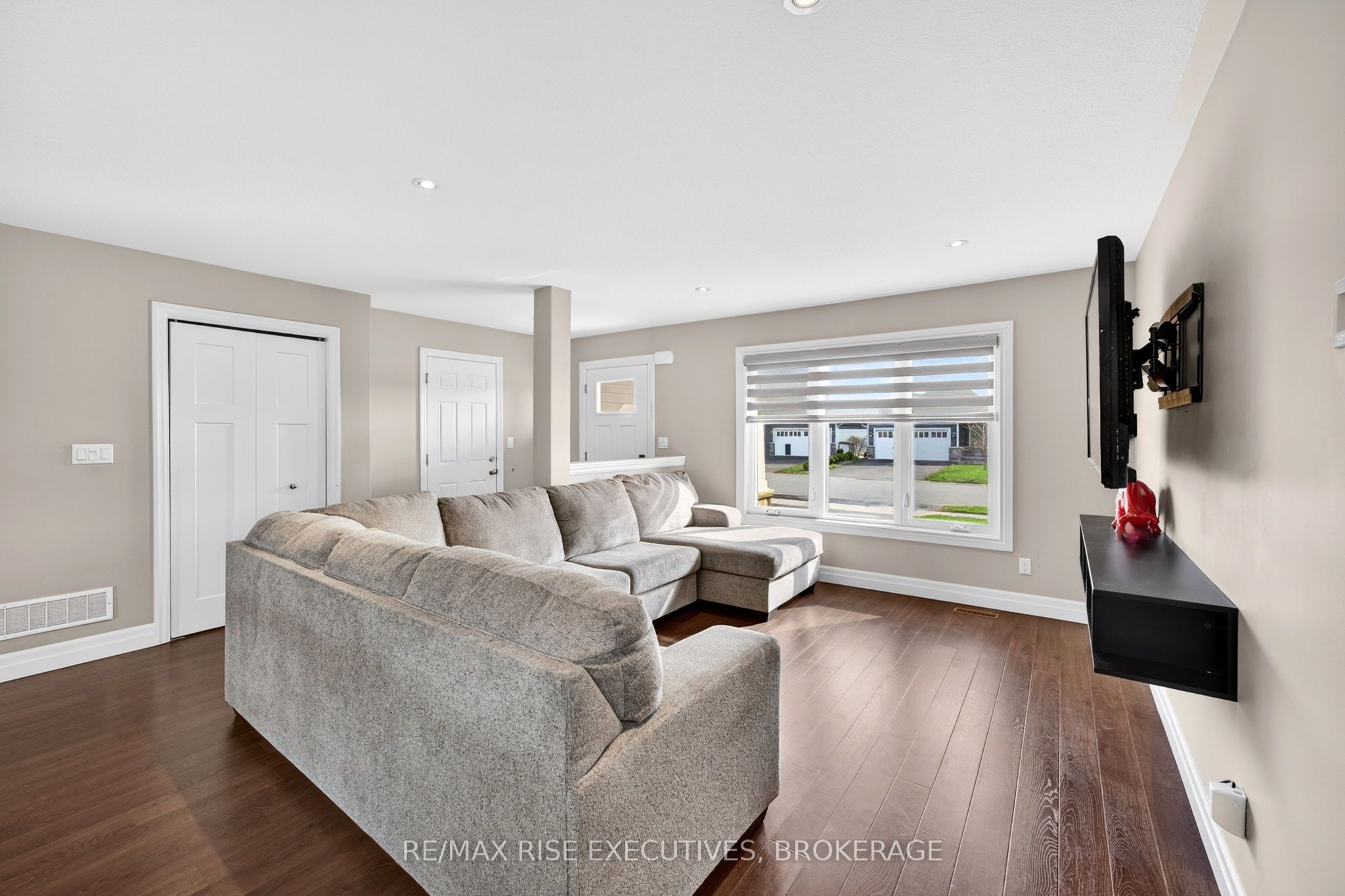44 Tessa Boulevard Property Photo 5