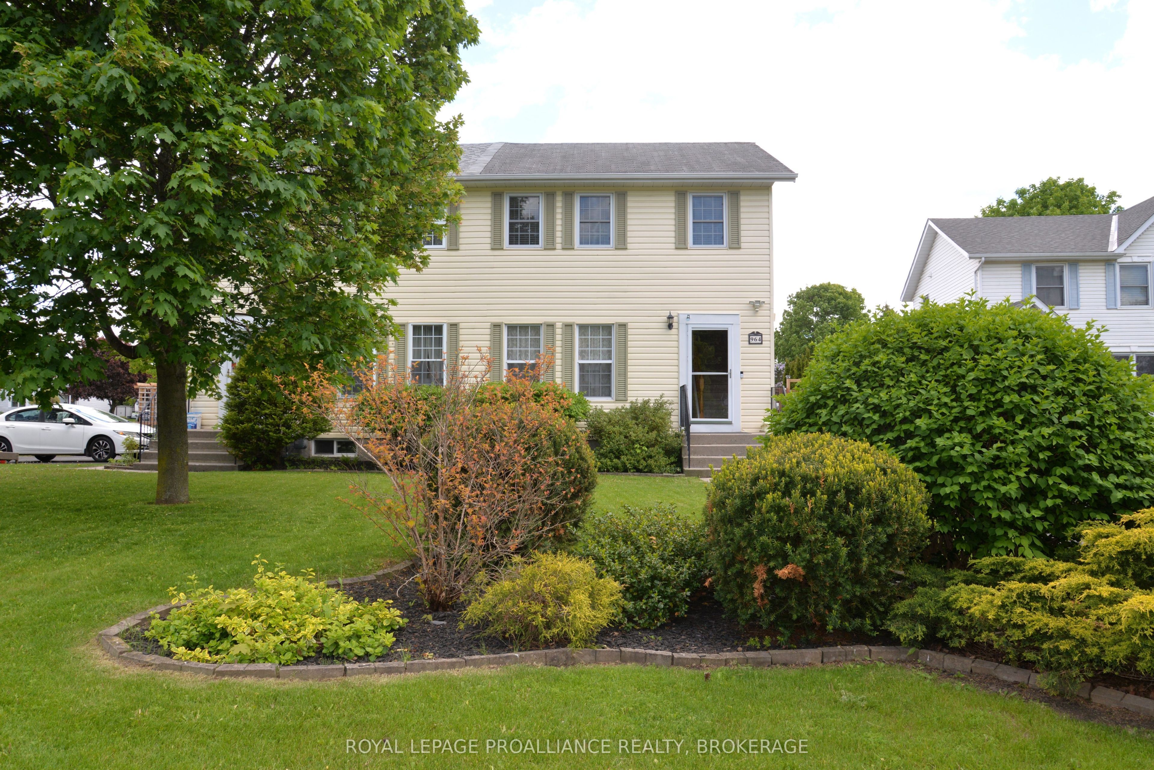 964 Uxbridge Crescent Property Photo 2