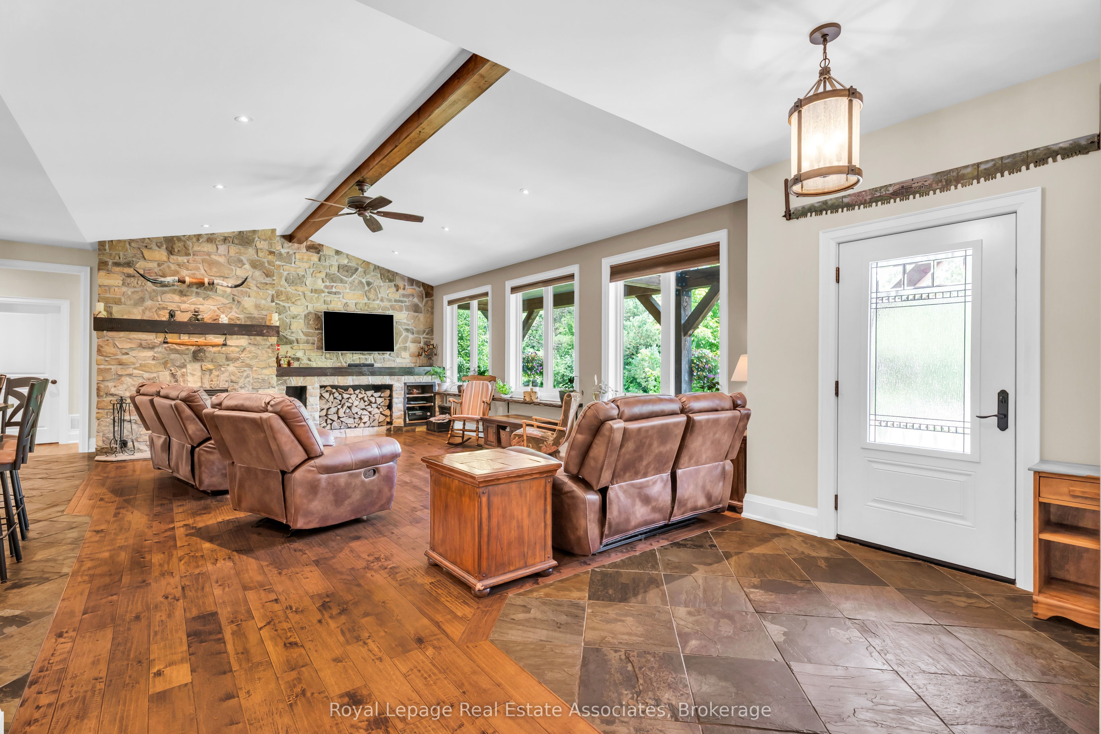 5594 First Line Property Photo 8