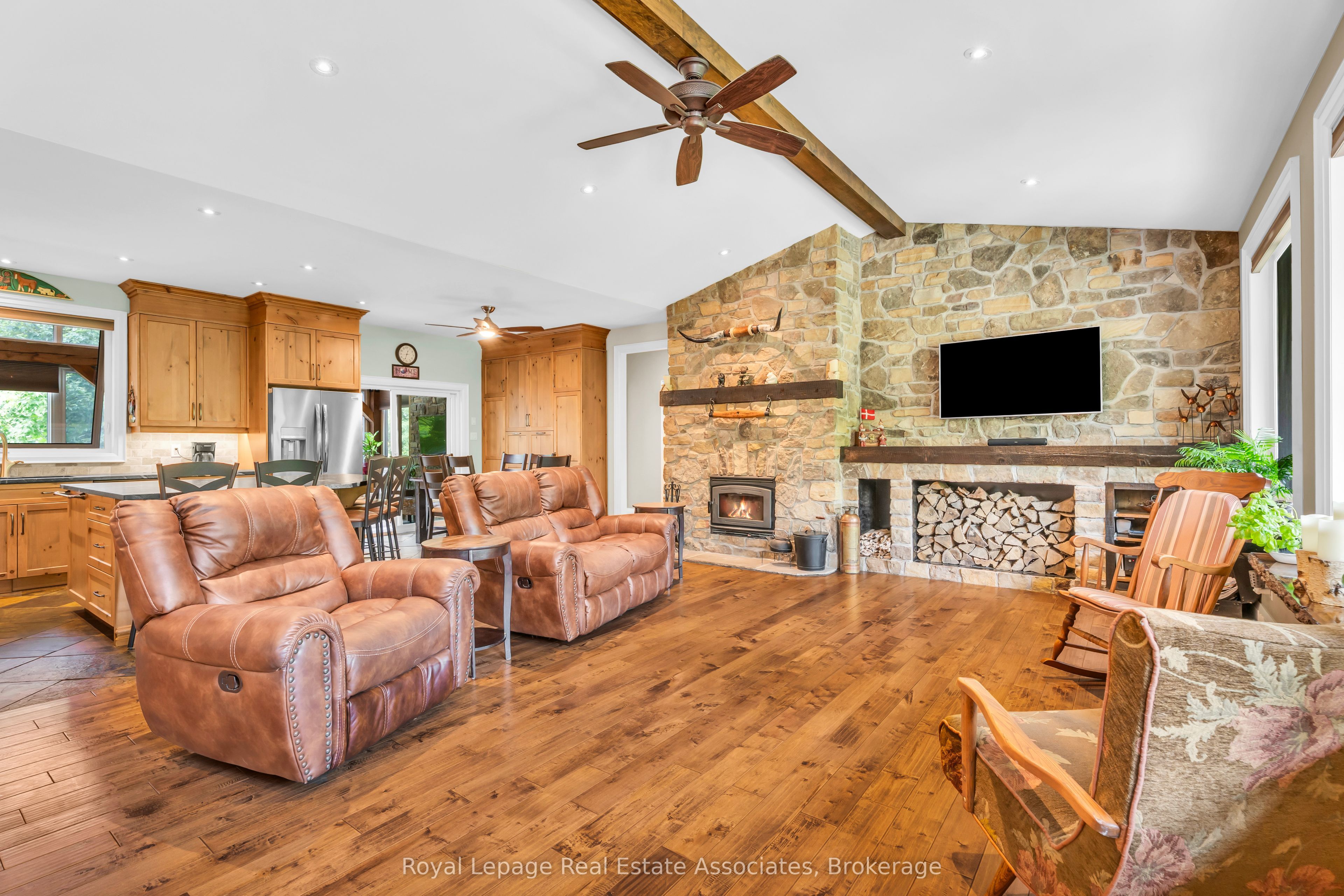 5594 First Line Property Photo 9