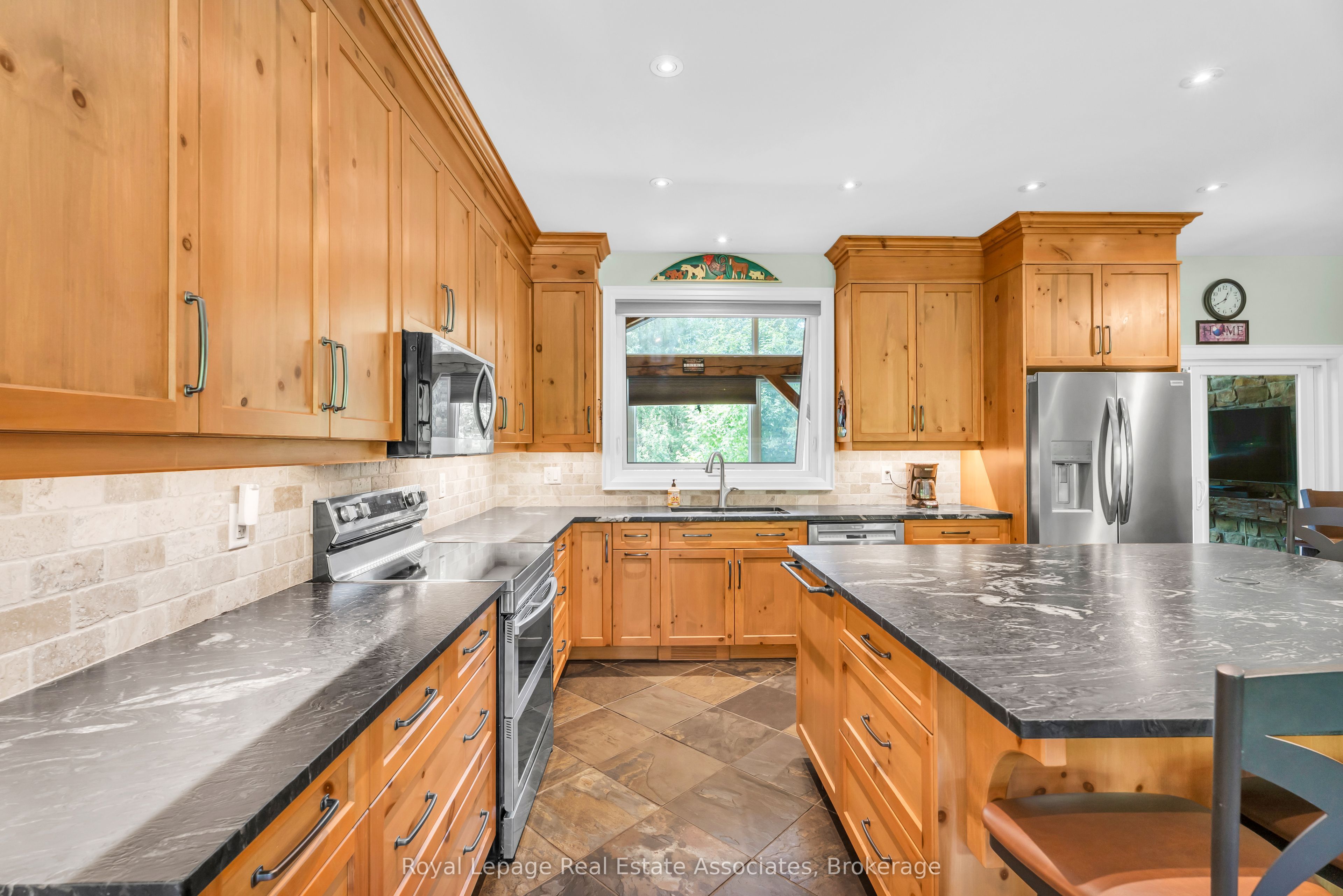5594 First Line Property Photo 11