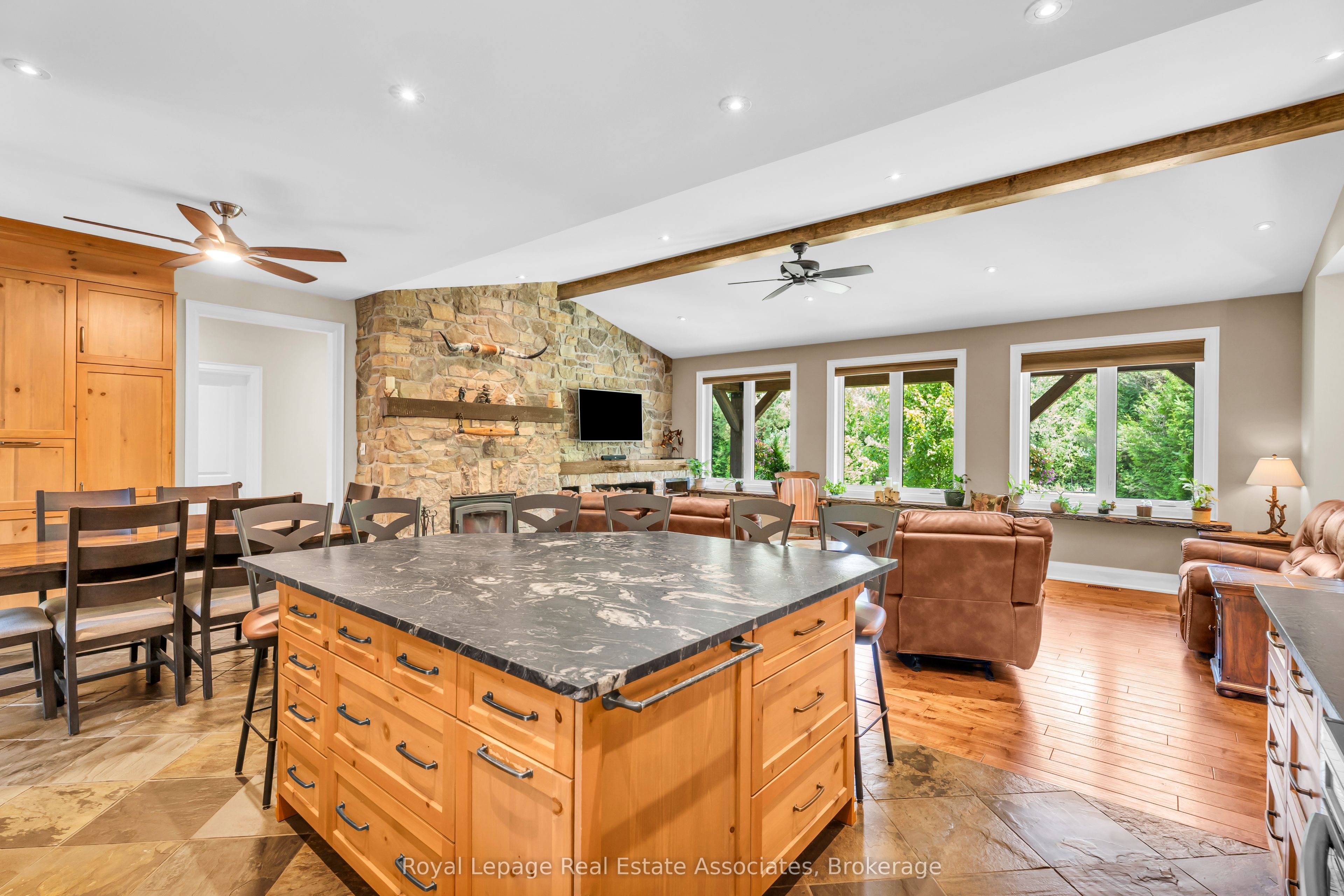 5594 First Line Property Photo 12