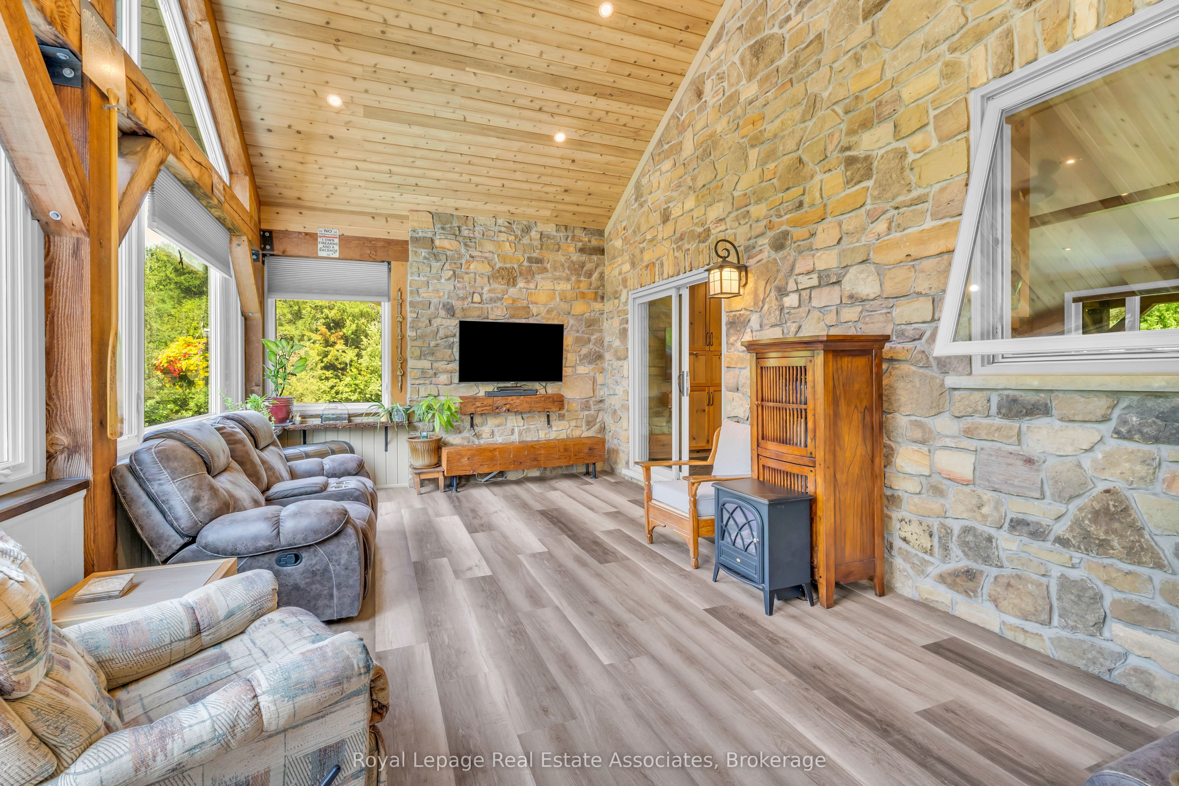 5594 First Line Property Photo 16