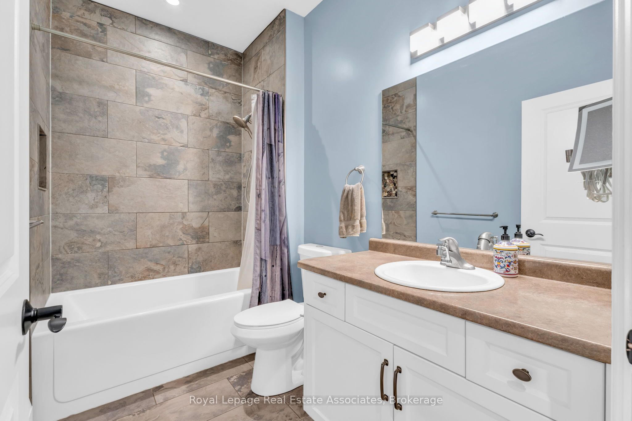 5594 First Line Property Photo 20