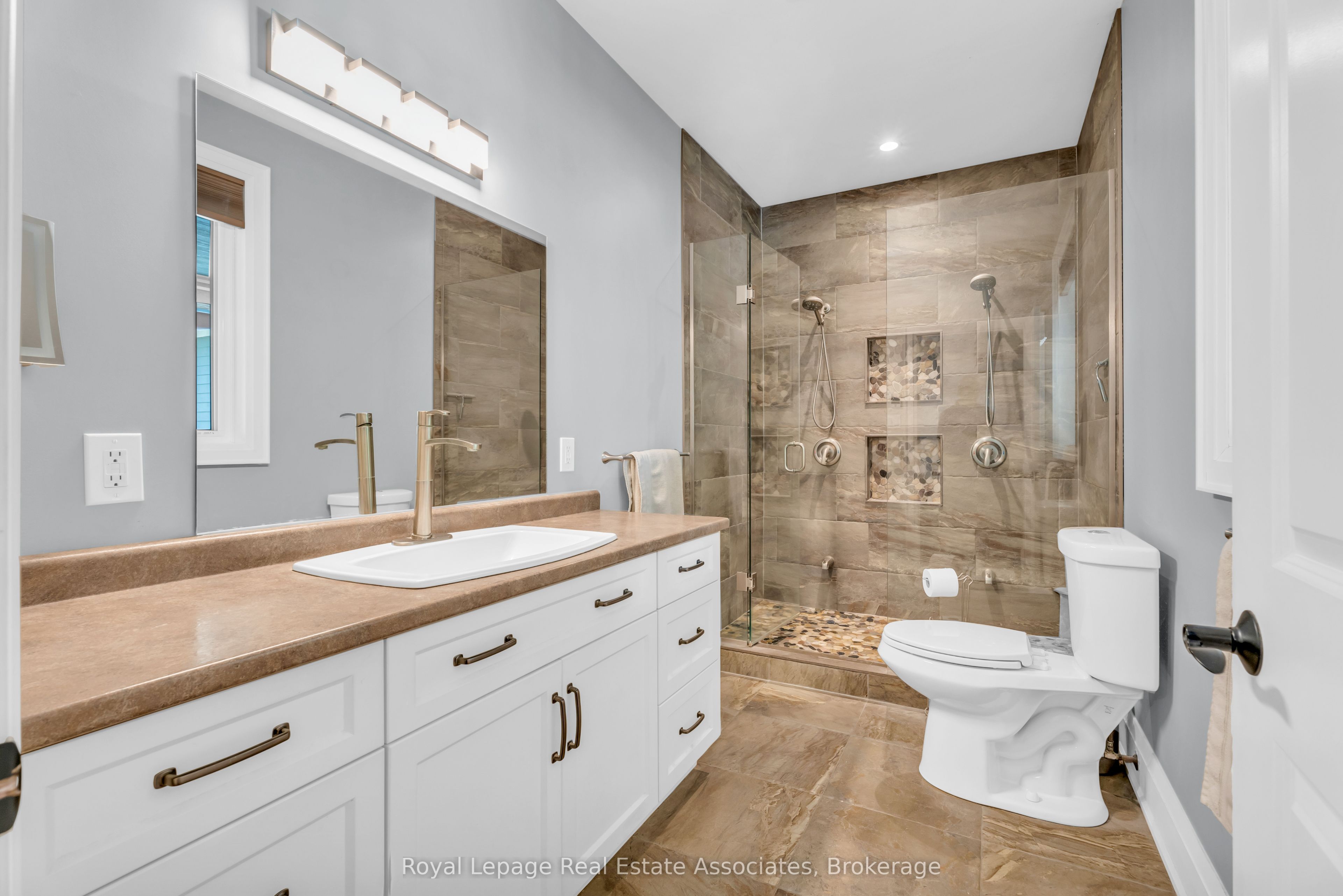 5594 First Line Property Photo 21