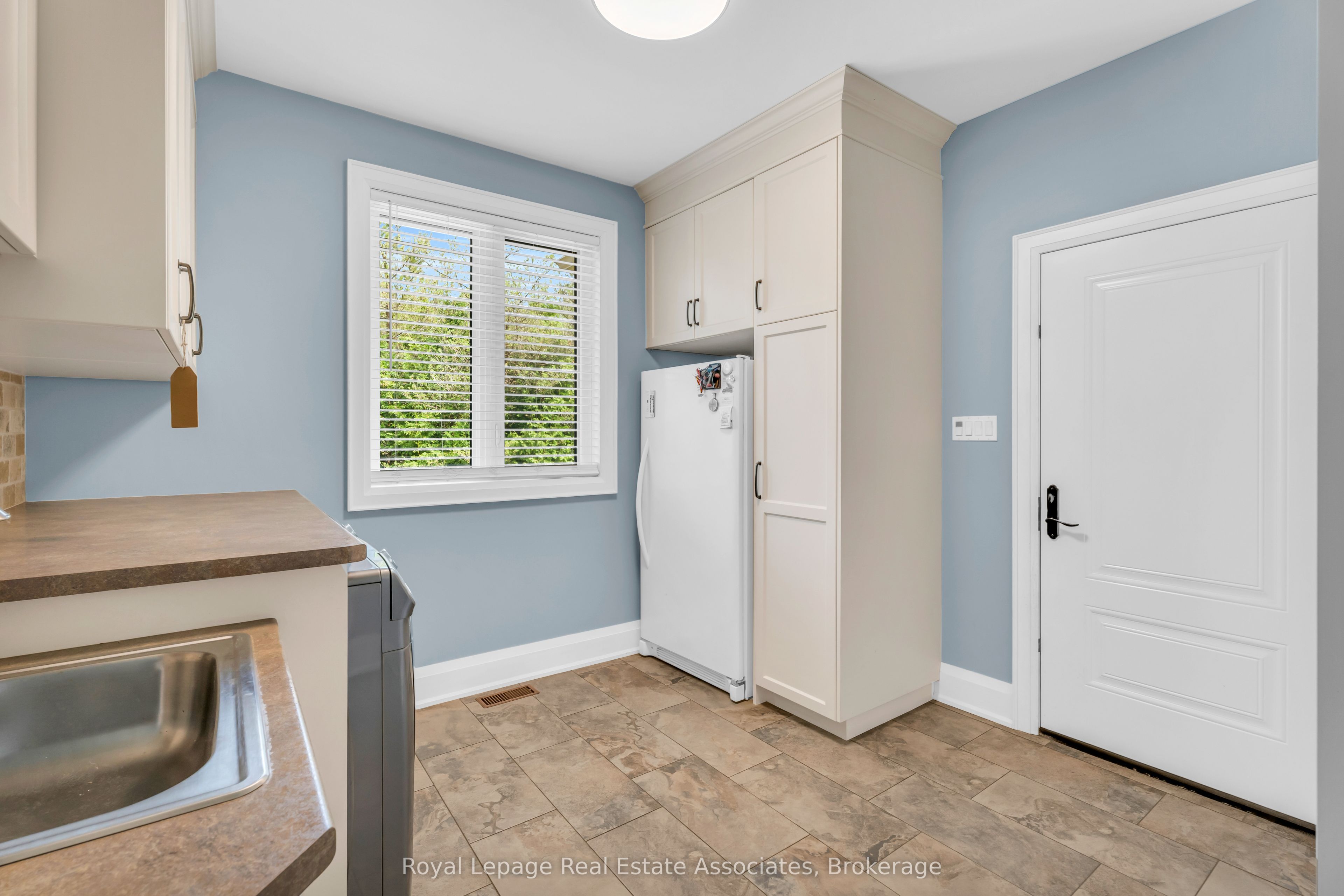5594 First Line Property Photo 24