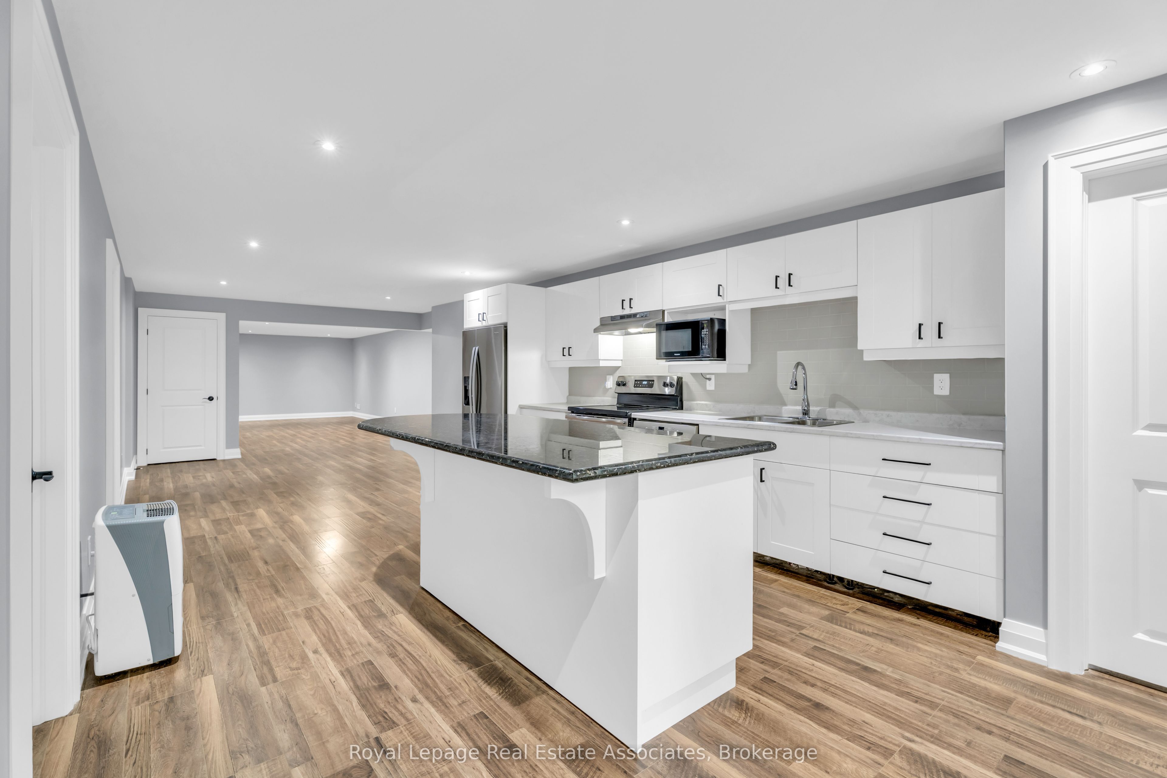 5594 First Line Property Photo 28