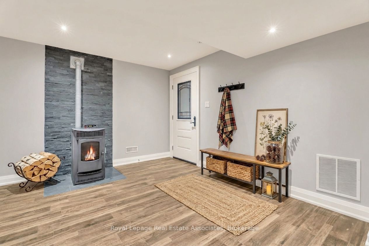 5594 First Line Property Photo 30