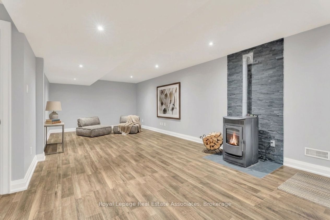 5594 First Line Property Photo 31