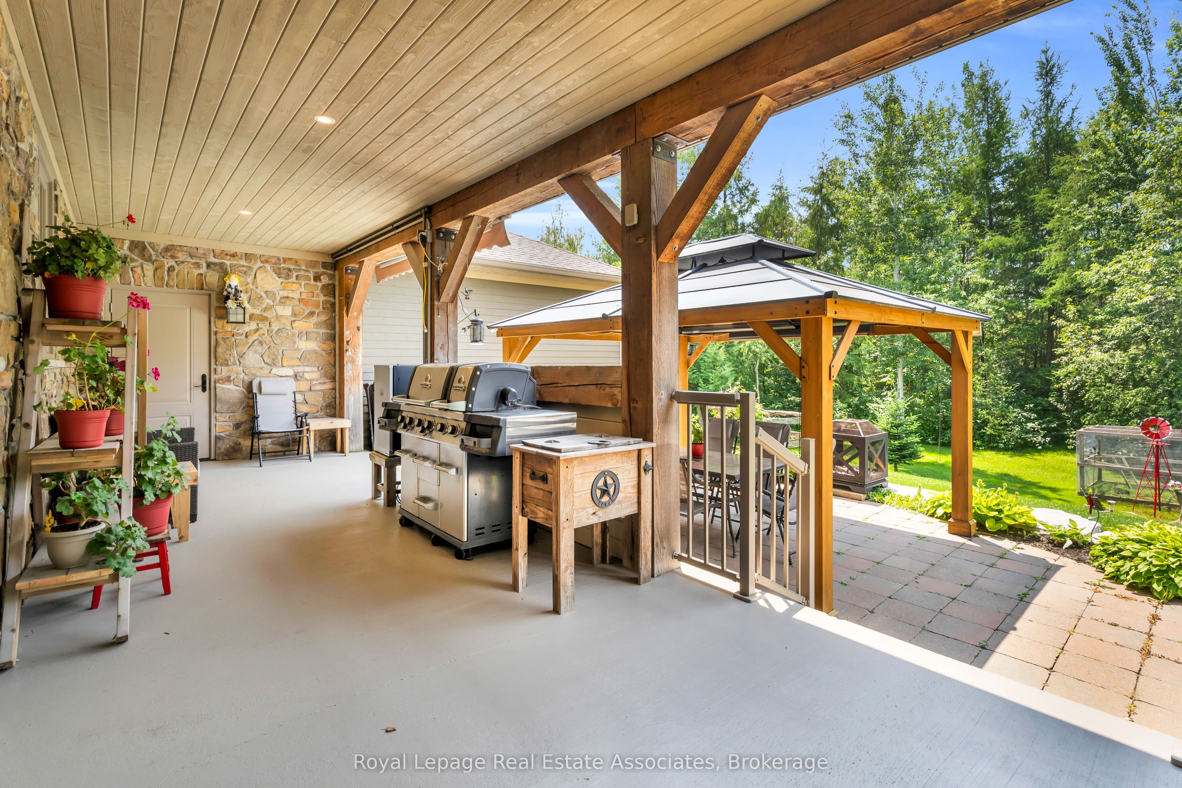 5594 First Line Property Photo 35