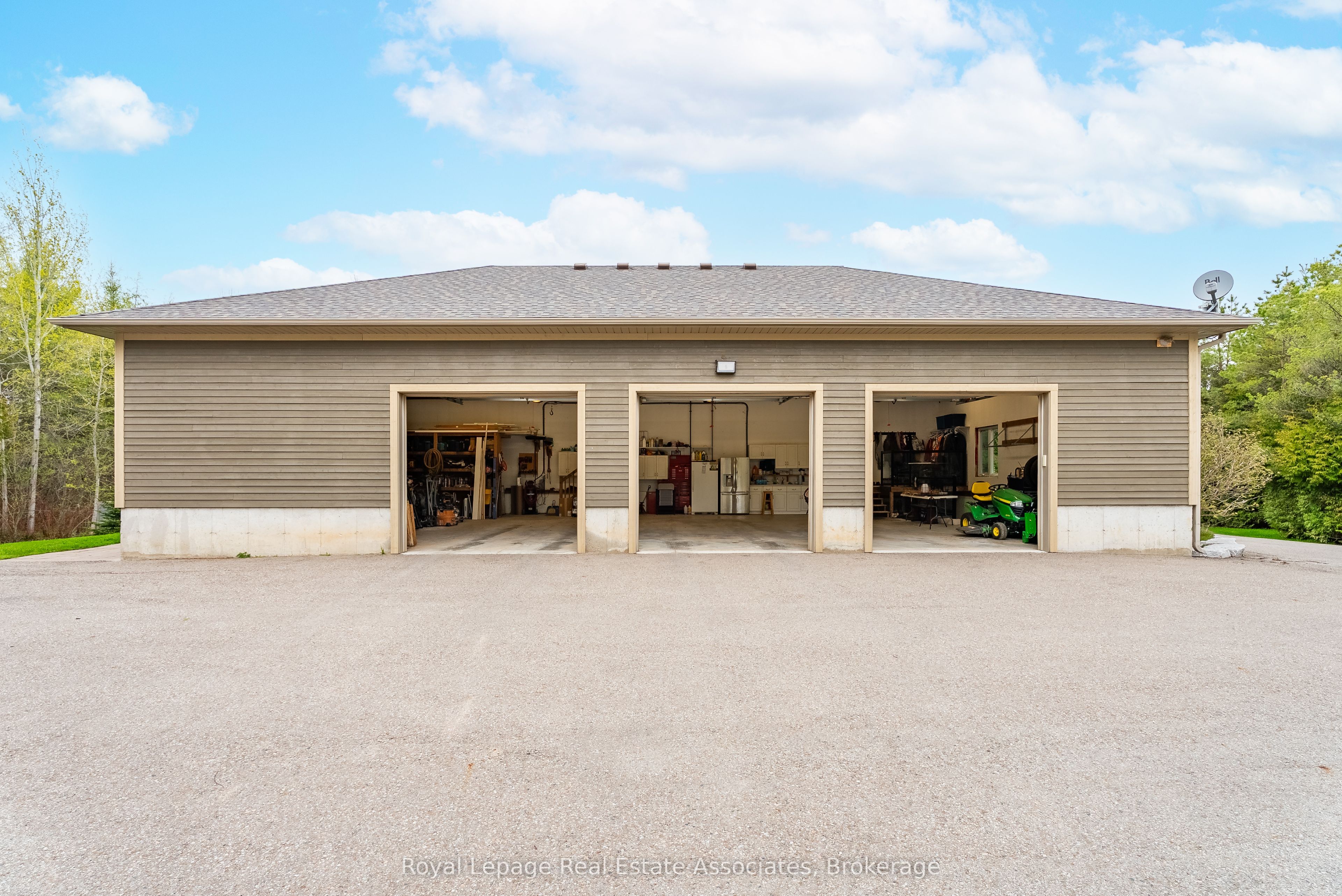 5594 First Line Property Photo 44
