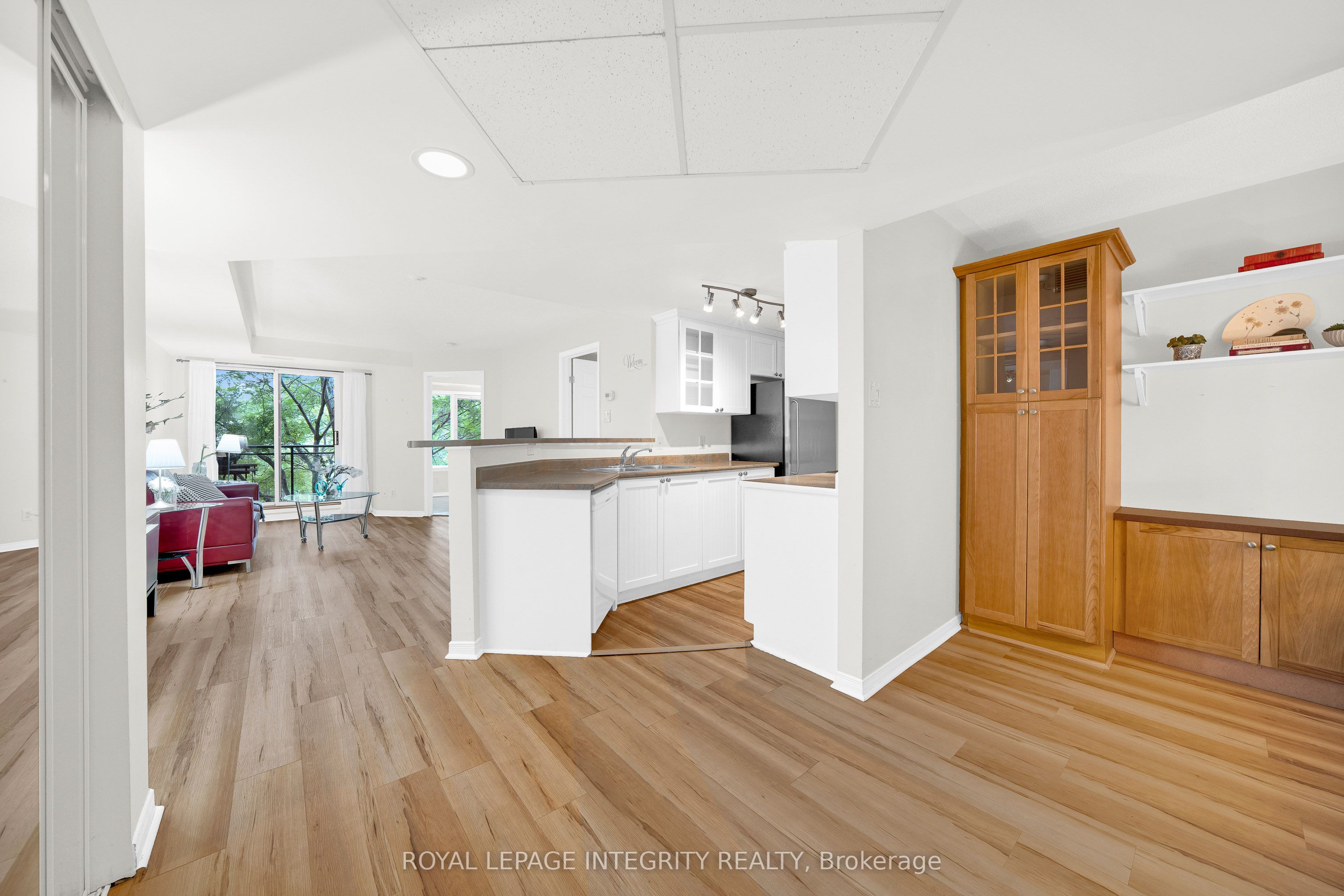 310 Central Park Drive 3m Property Photo 4