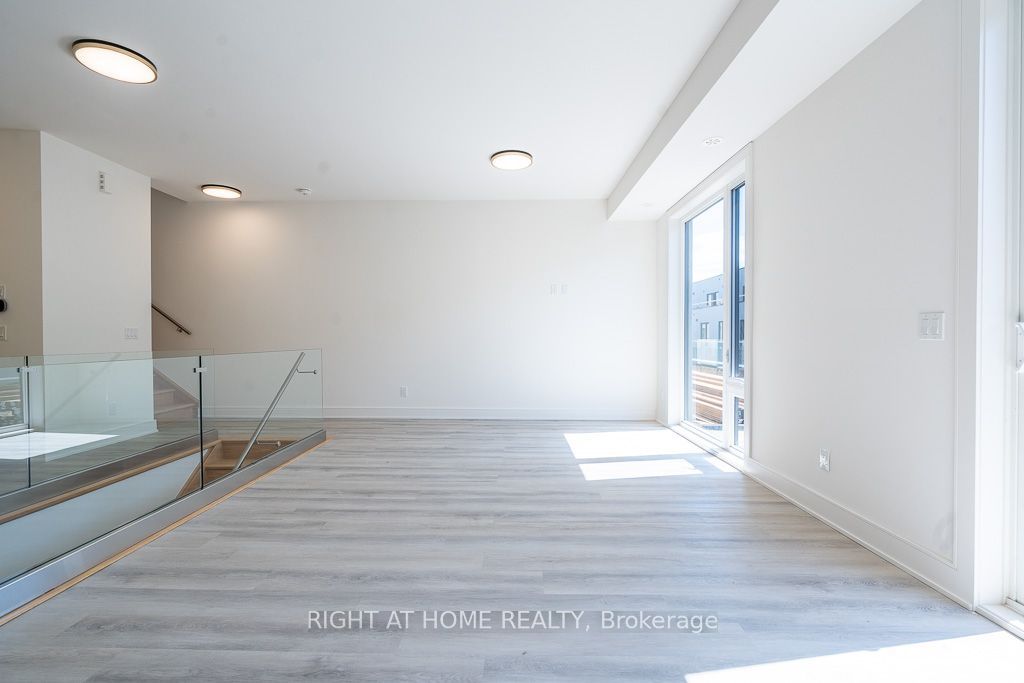 161 Everett Common Property Photo 7