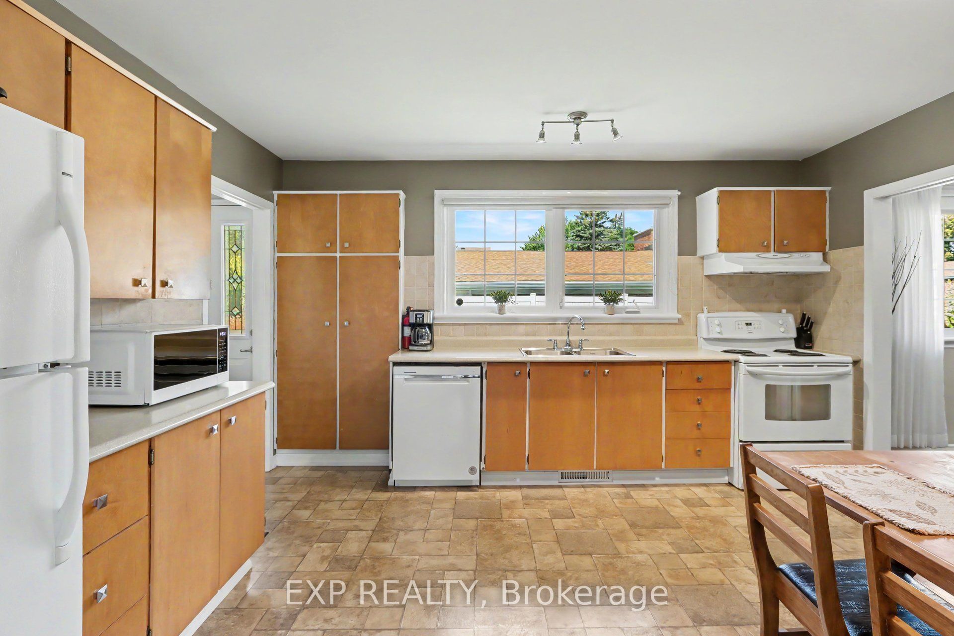 139 Abbeyhill Drive Property Photo 4