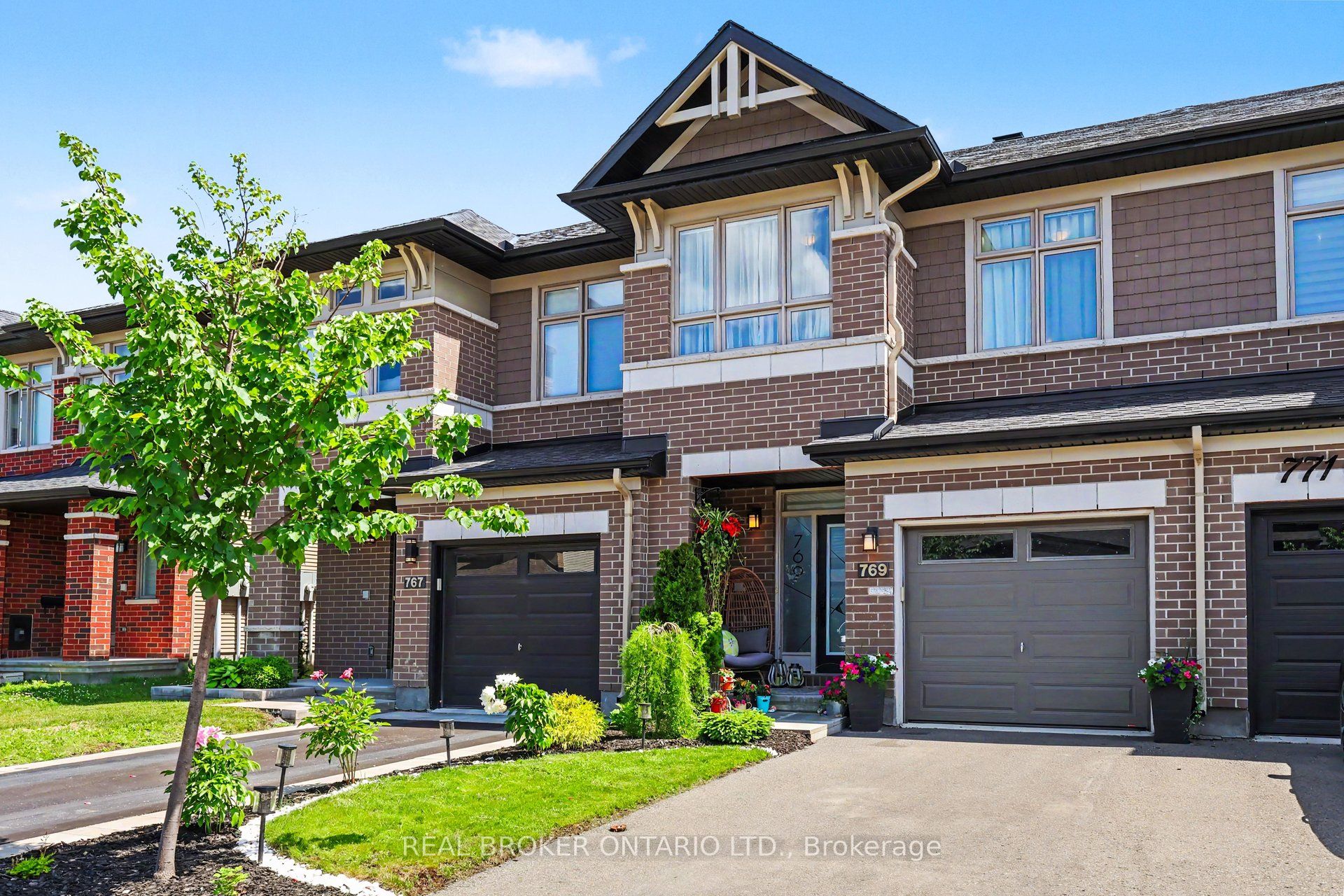 769 Cairn Crescent Property Photo 1