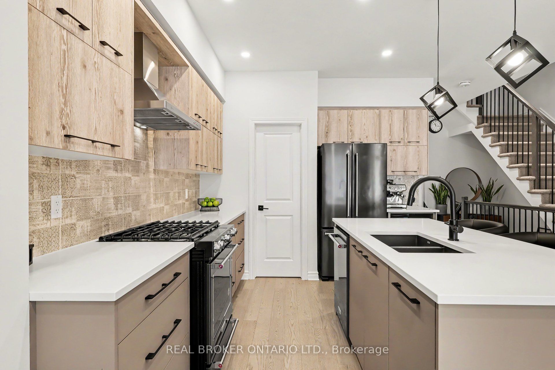 769 Cairn Crescent Property Photo 12