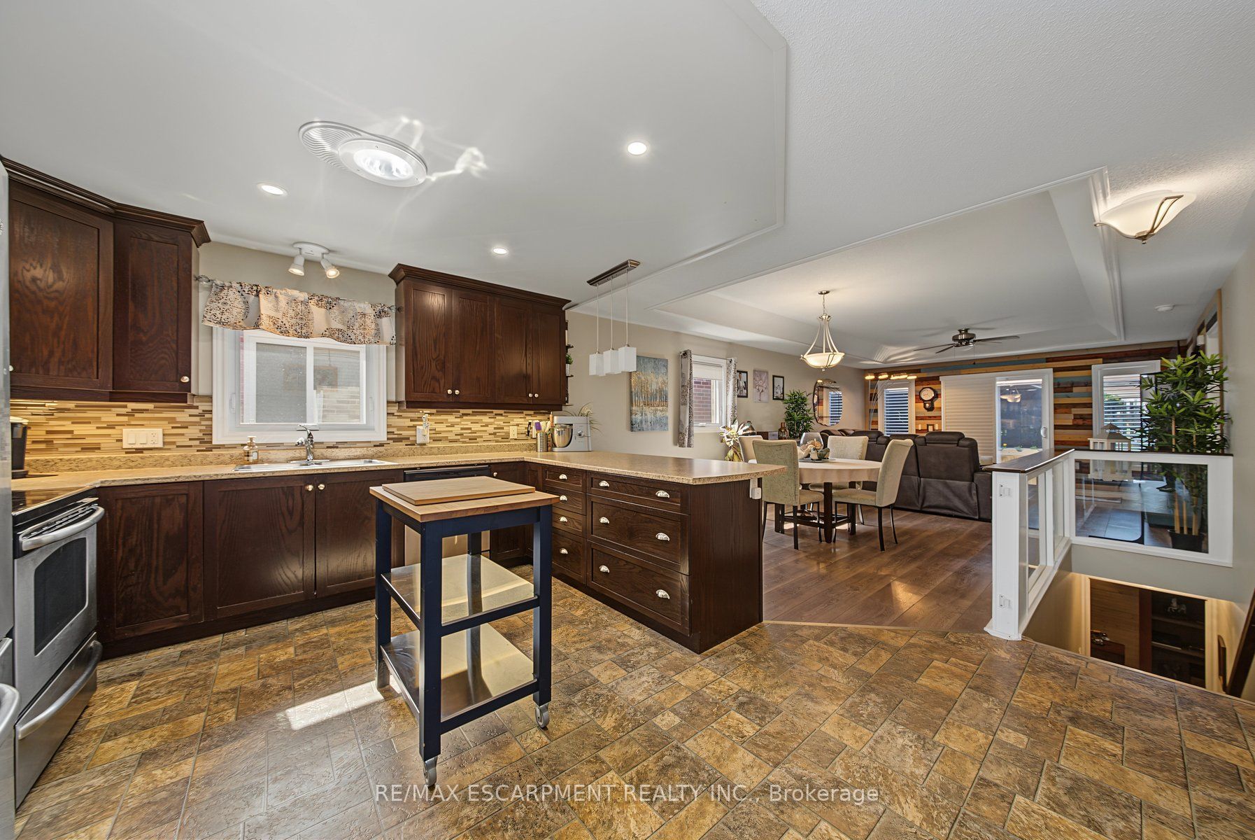 3913 Primrose Lane Property Photo 6