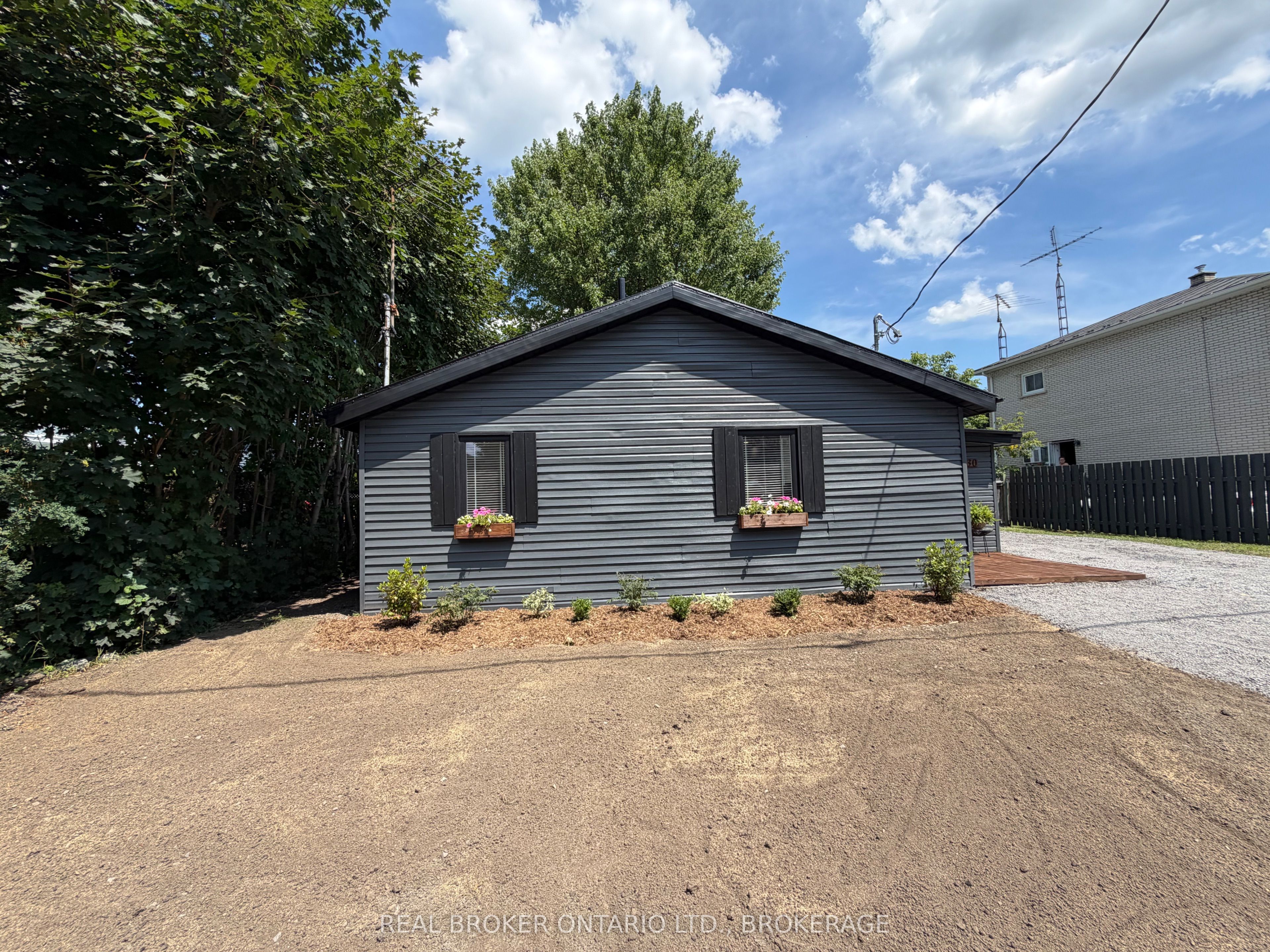 230 Boundary Road E Property Photo 2