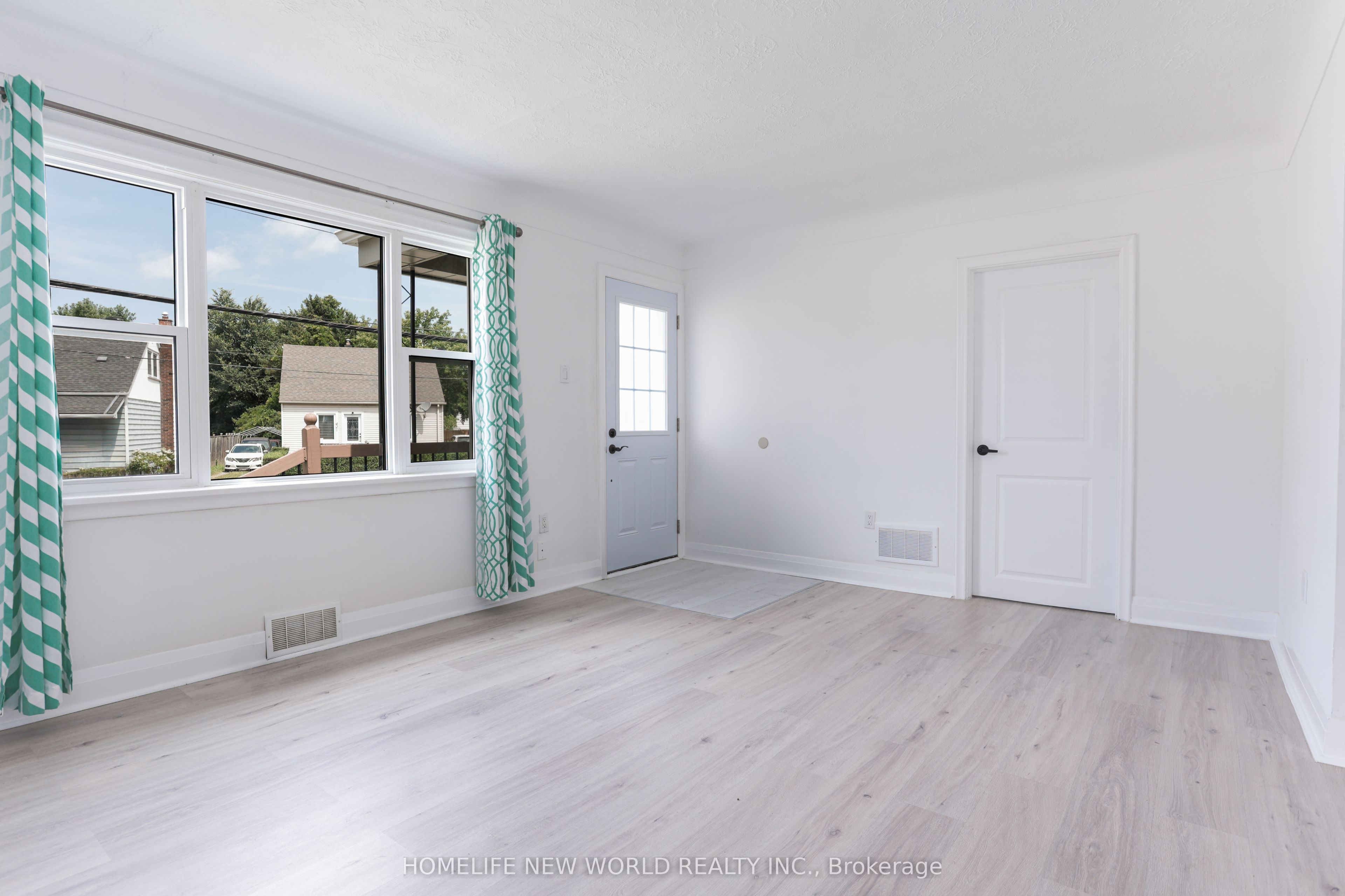 422 Welland Avenue Property Photo 6