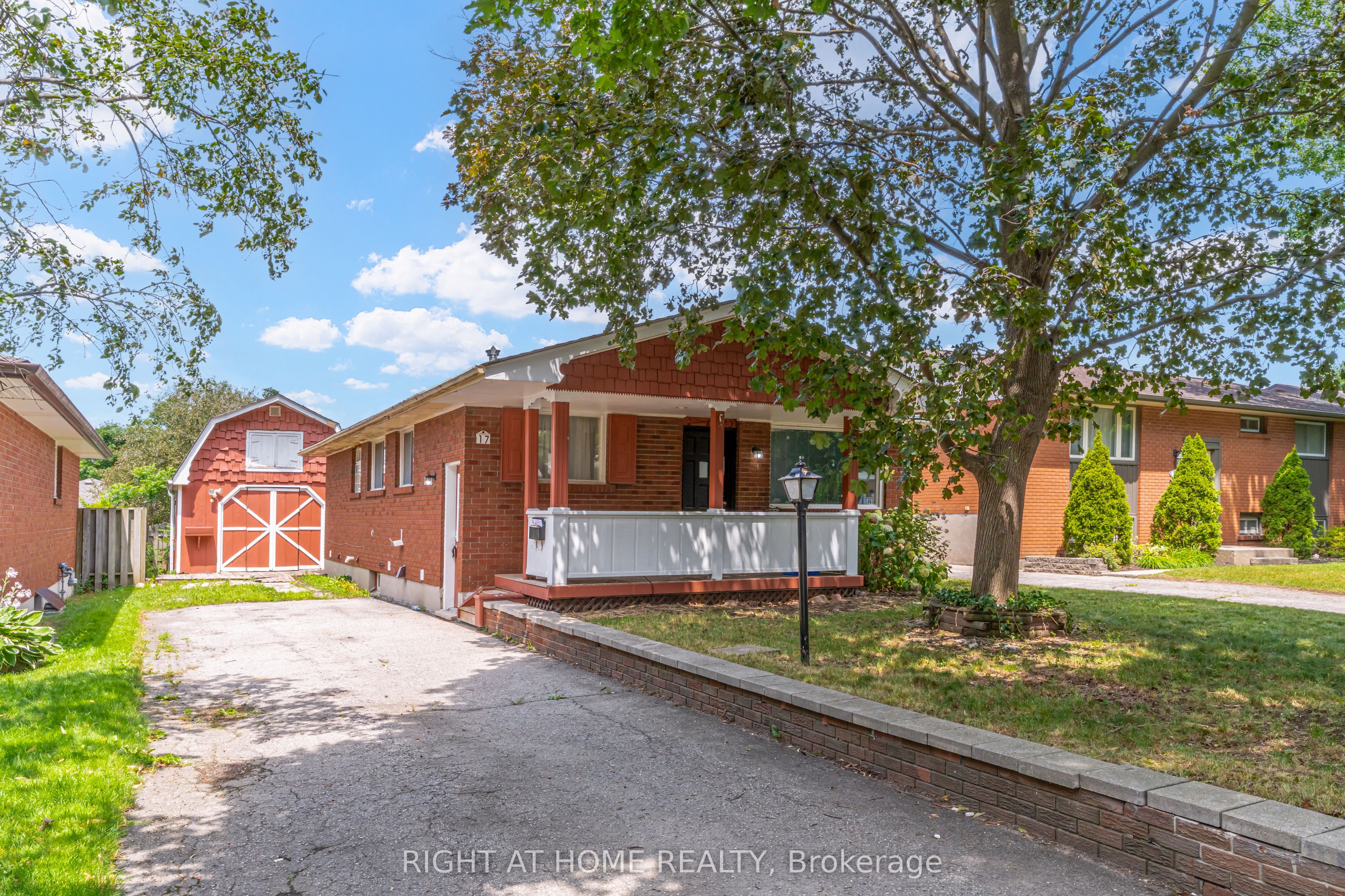 17 TOULON Crescent Property Photo 1
