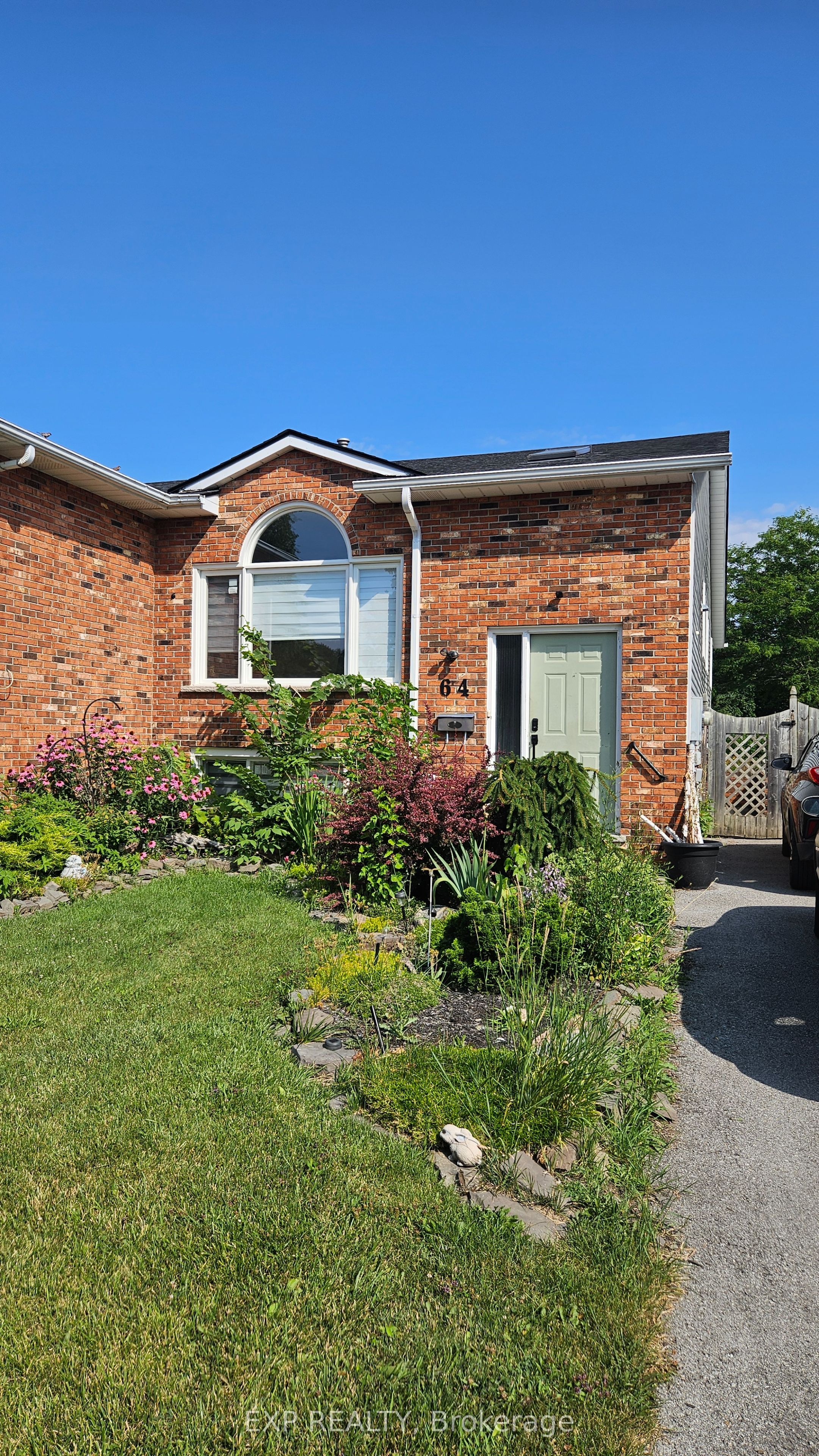 64 Chapel Hill Crescent Lower Property Photo 1