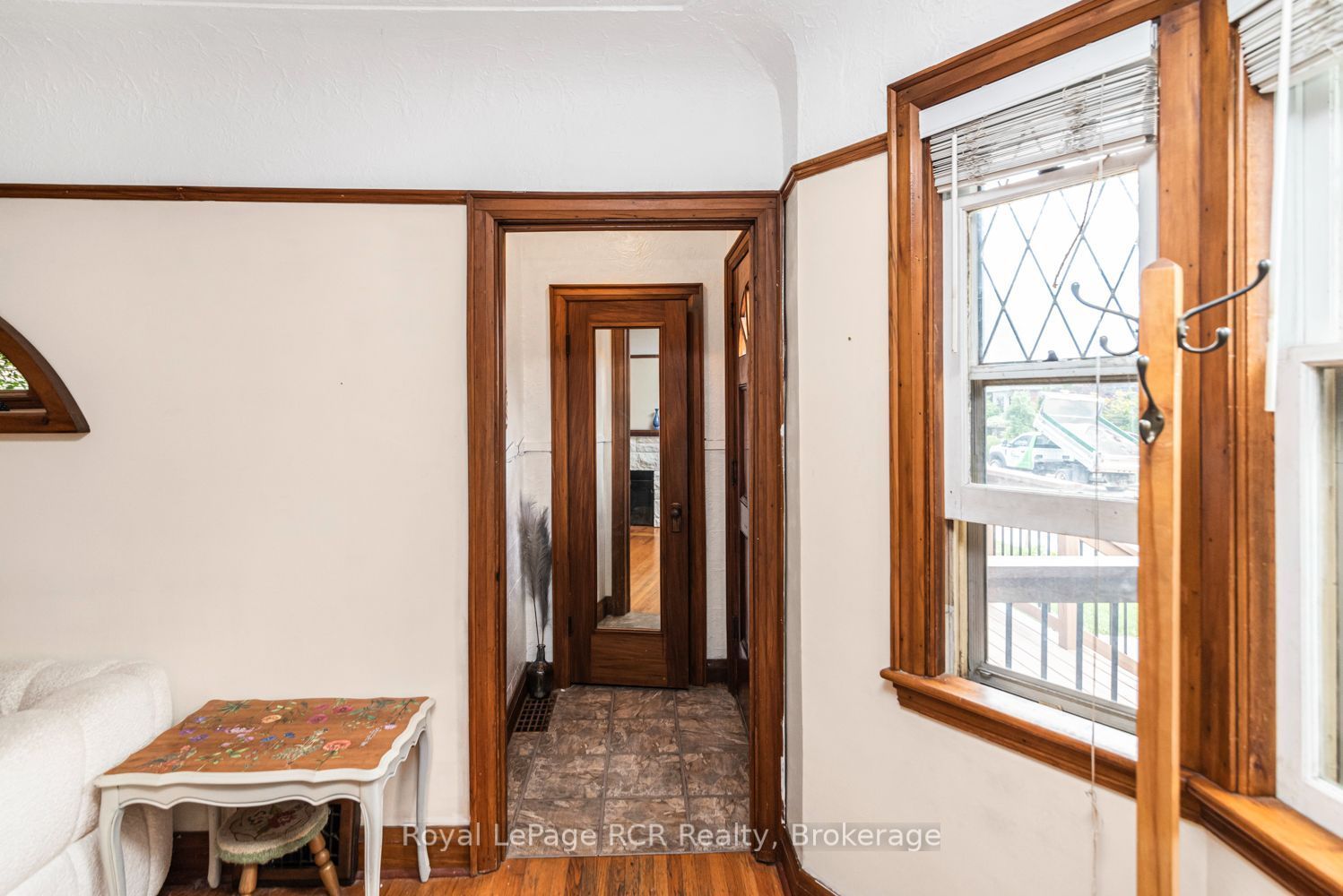 52 Cameron Avenue S Property Photo 6