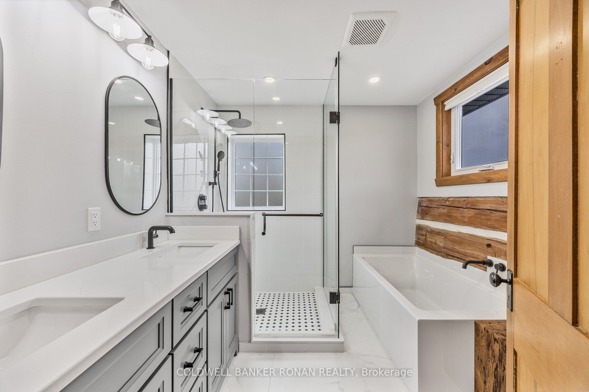836138 4th Line E Property Photo 27