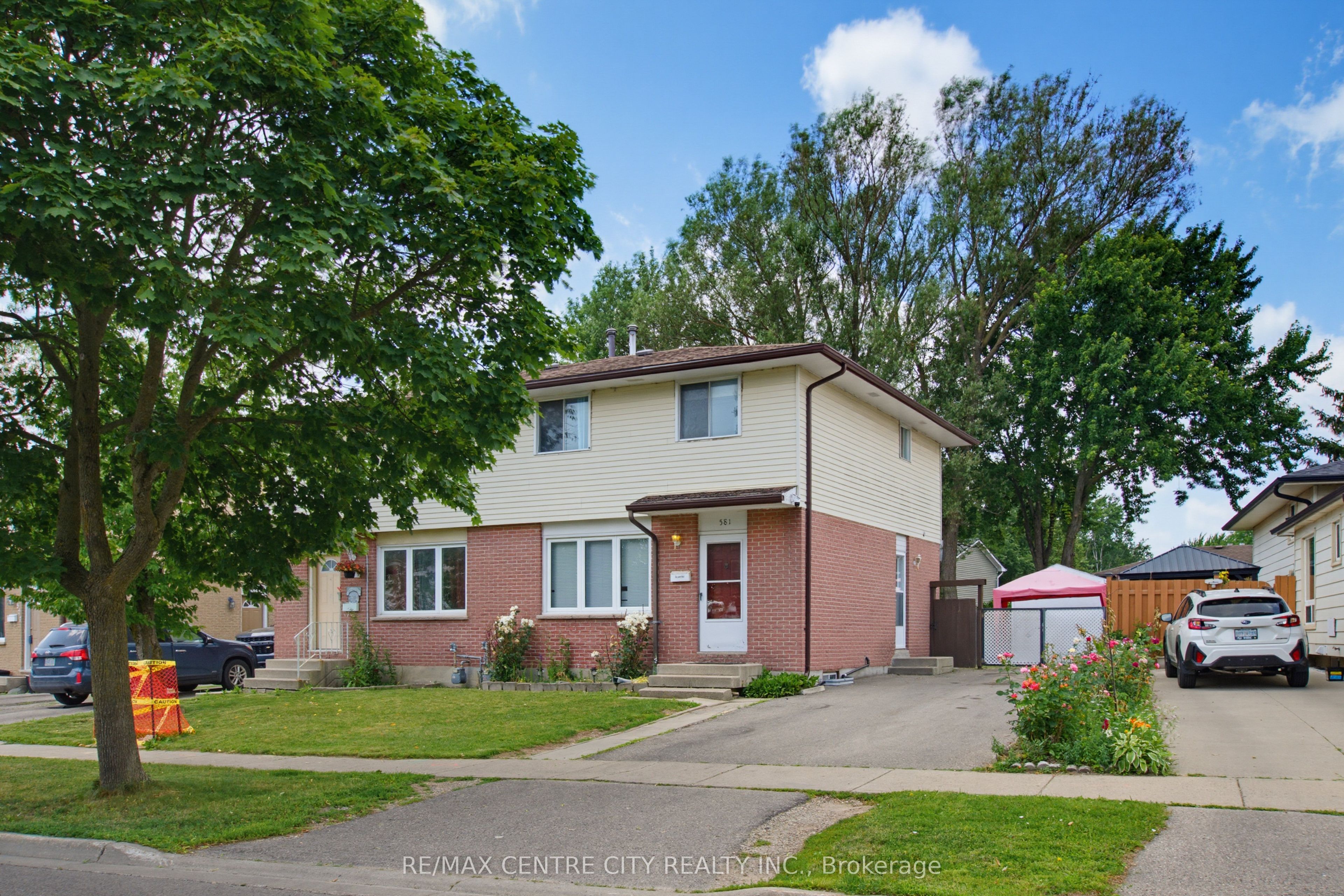 581 Deveron Crescent Property Photo 1