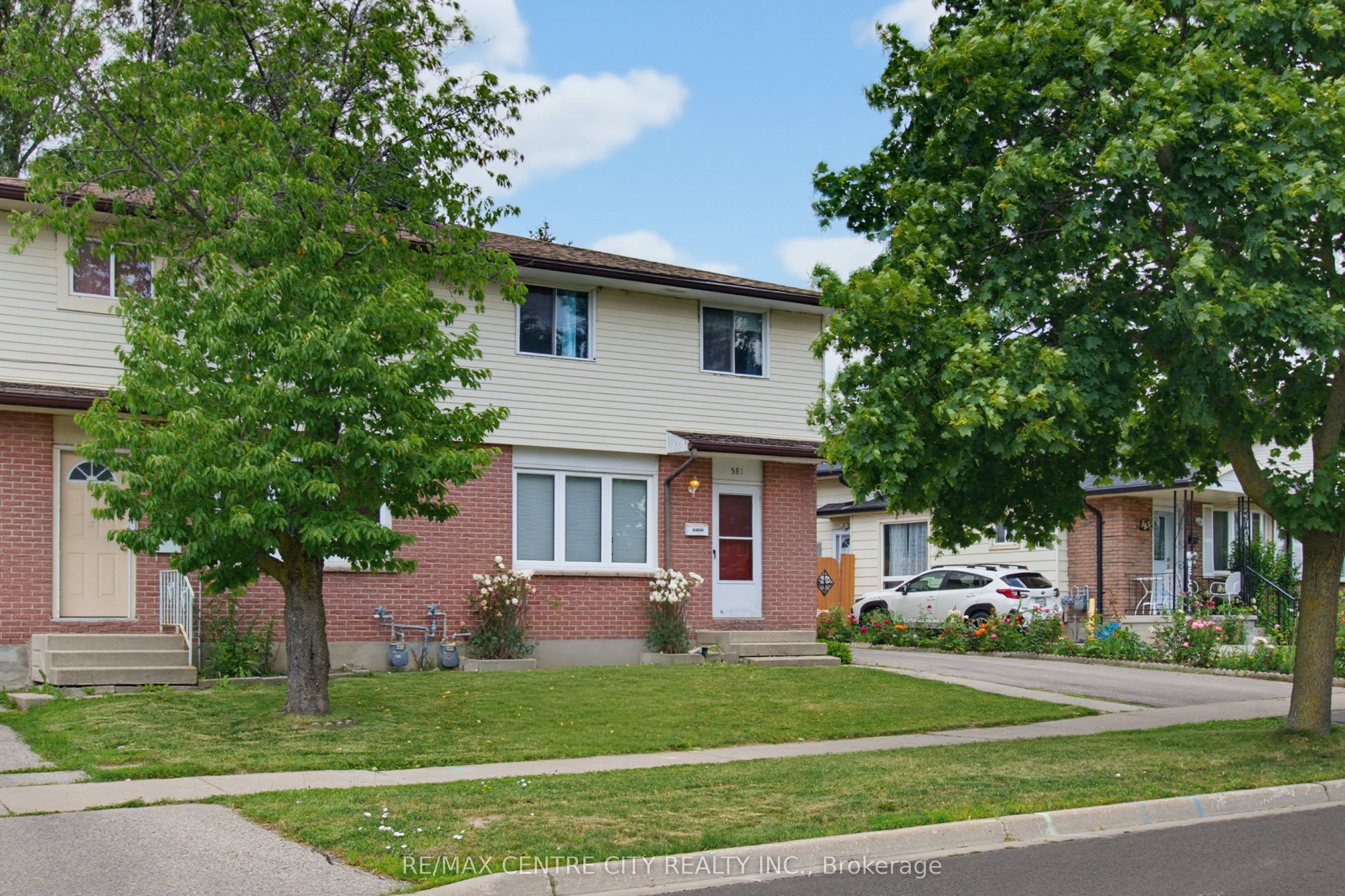 581 Deveron Crescent Property Photo 2