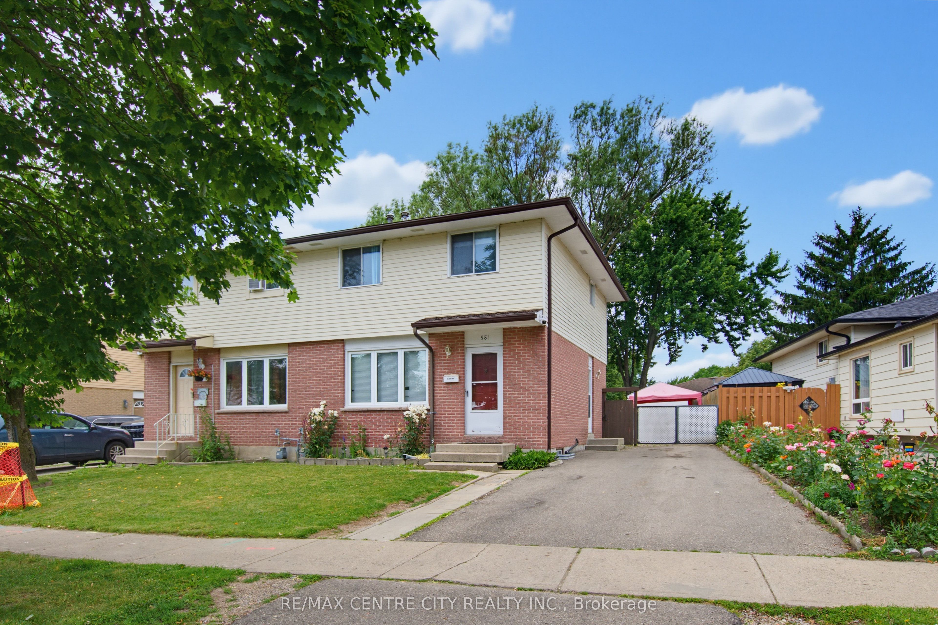 581 Deveron Crescent Property Photo 3