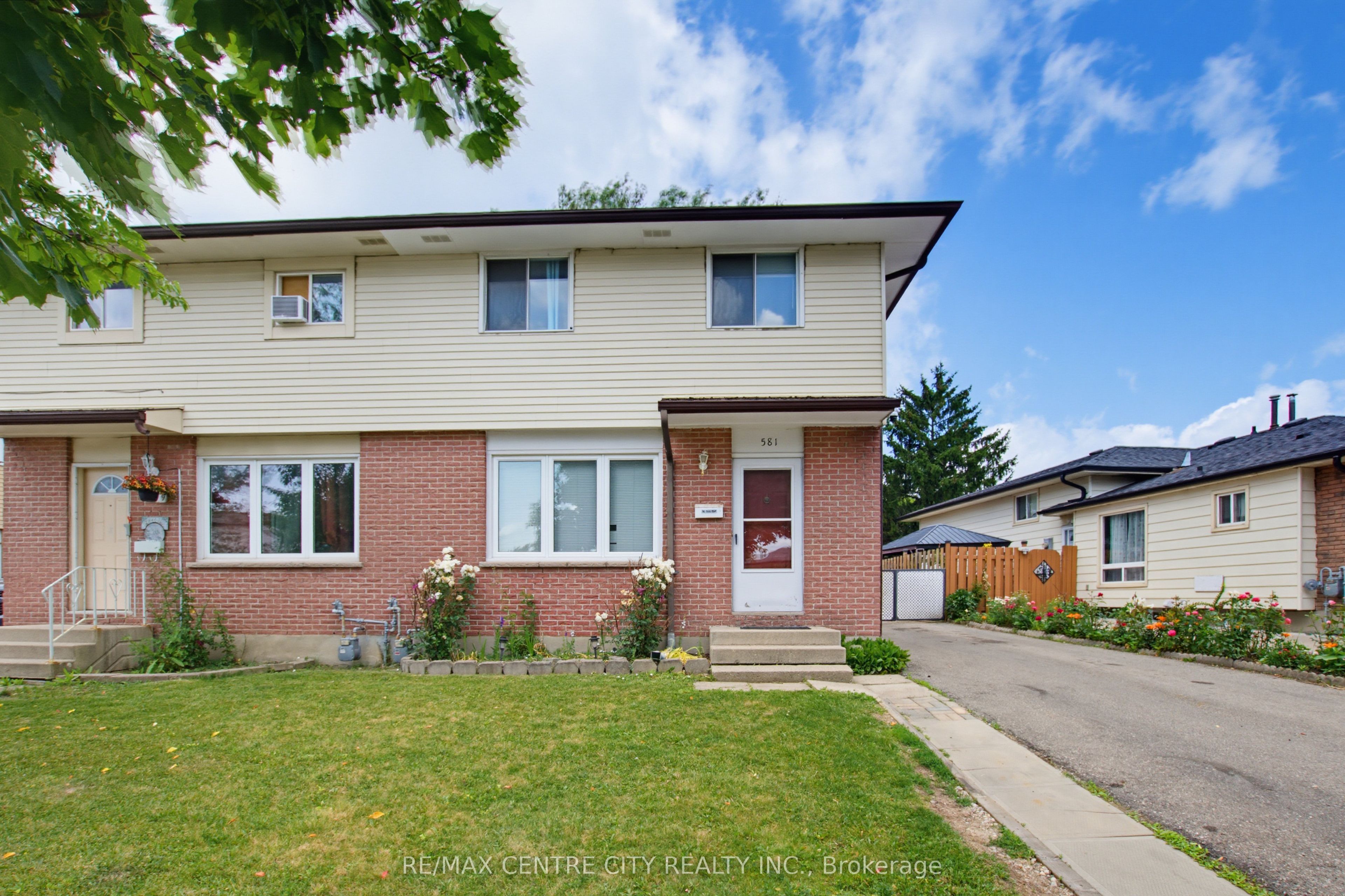 581 Deveron Crescent Property Photo 4