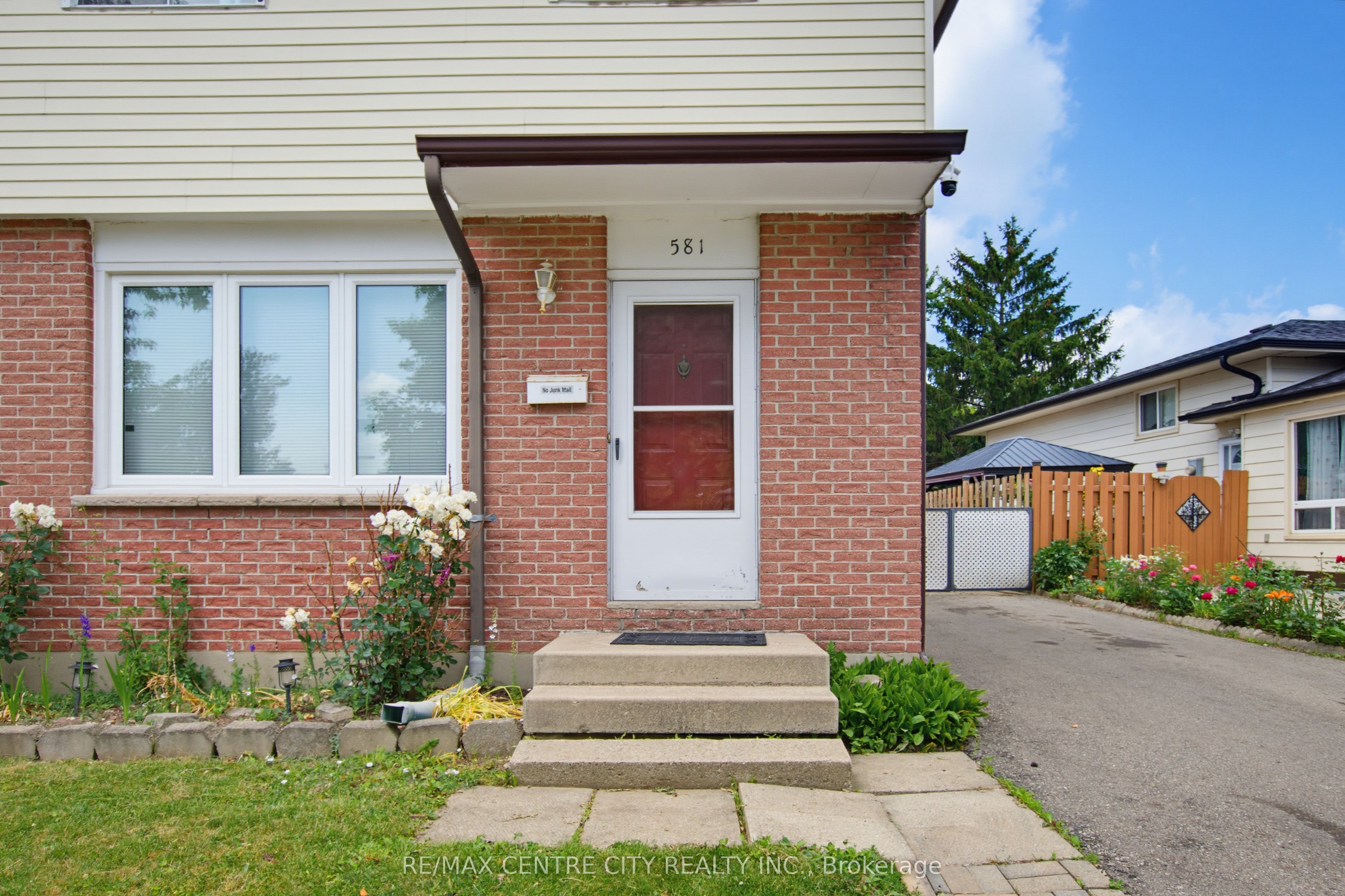581 Deveron Crescent Property Photo 5