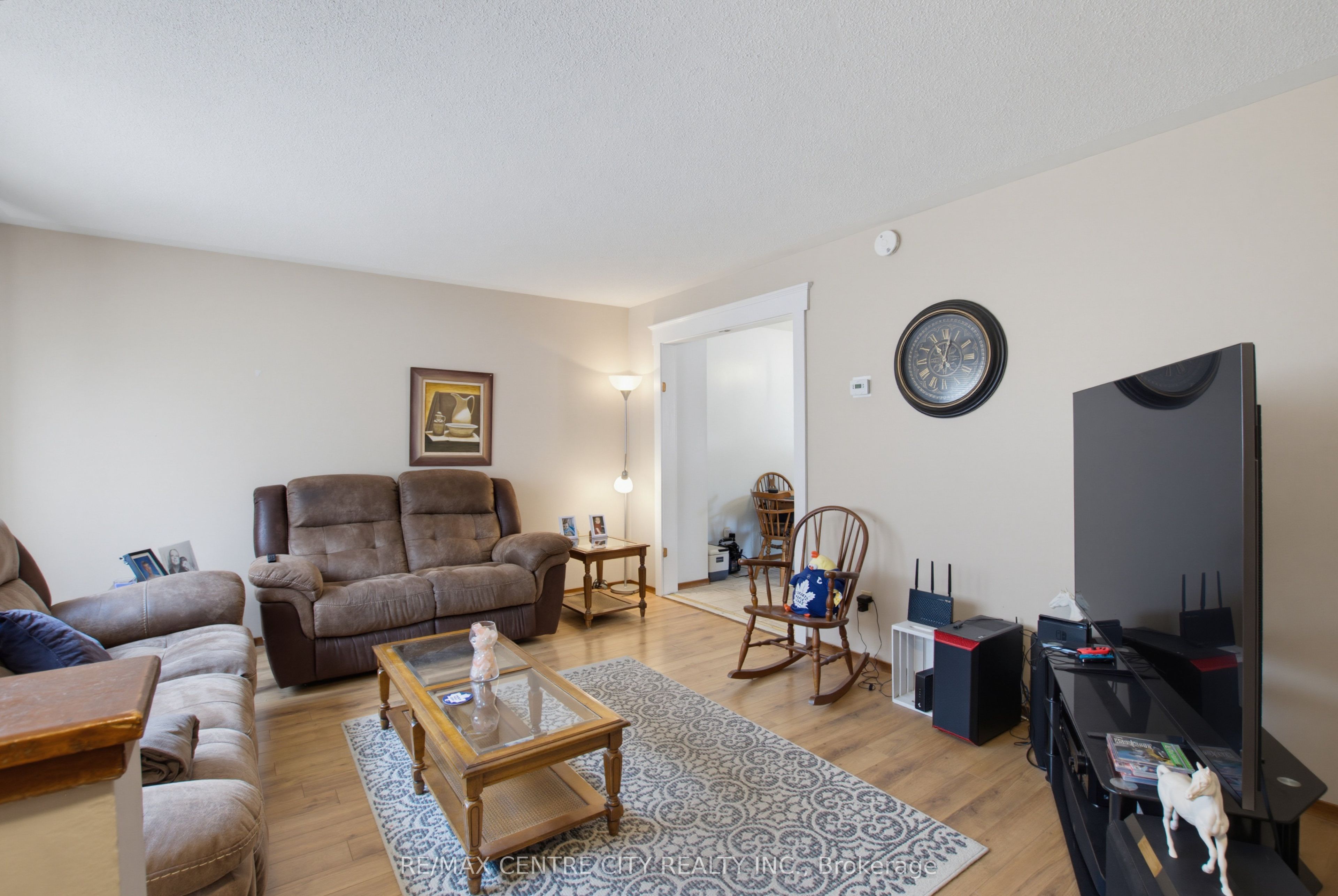 581 Deveron Crescent Property Photo 7
