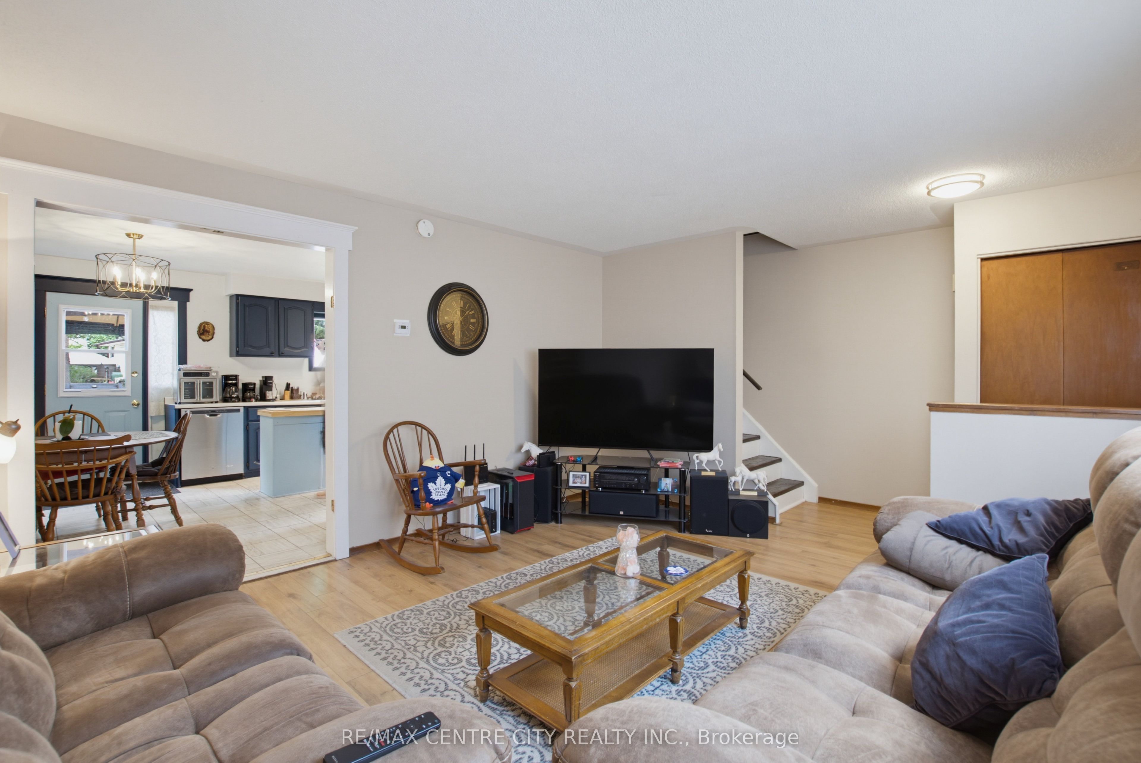 581 Deveron Crescent Property Photo 8