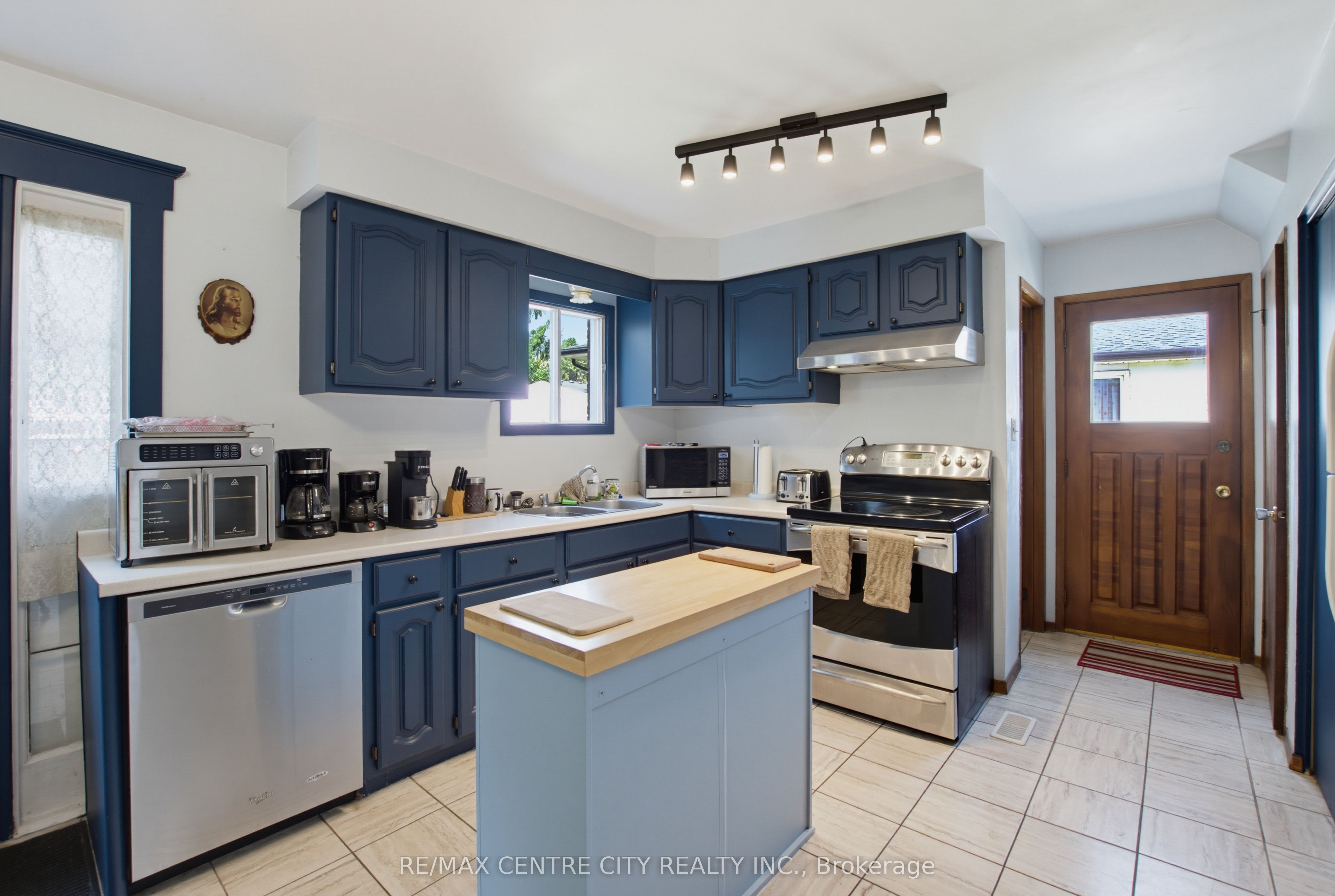 581 Deveron Crescent Property Photo 11