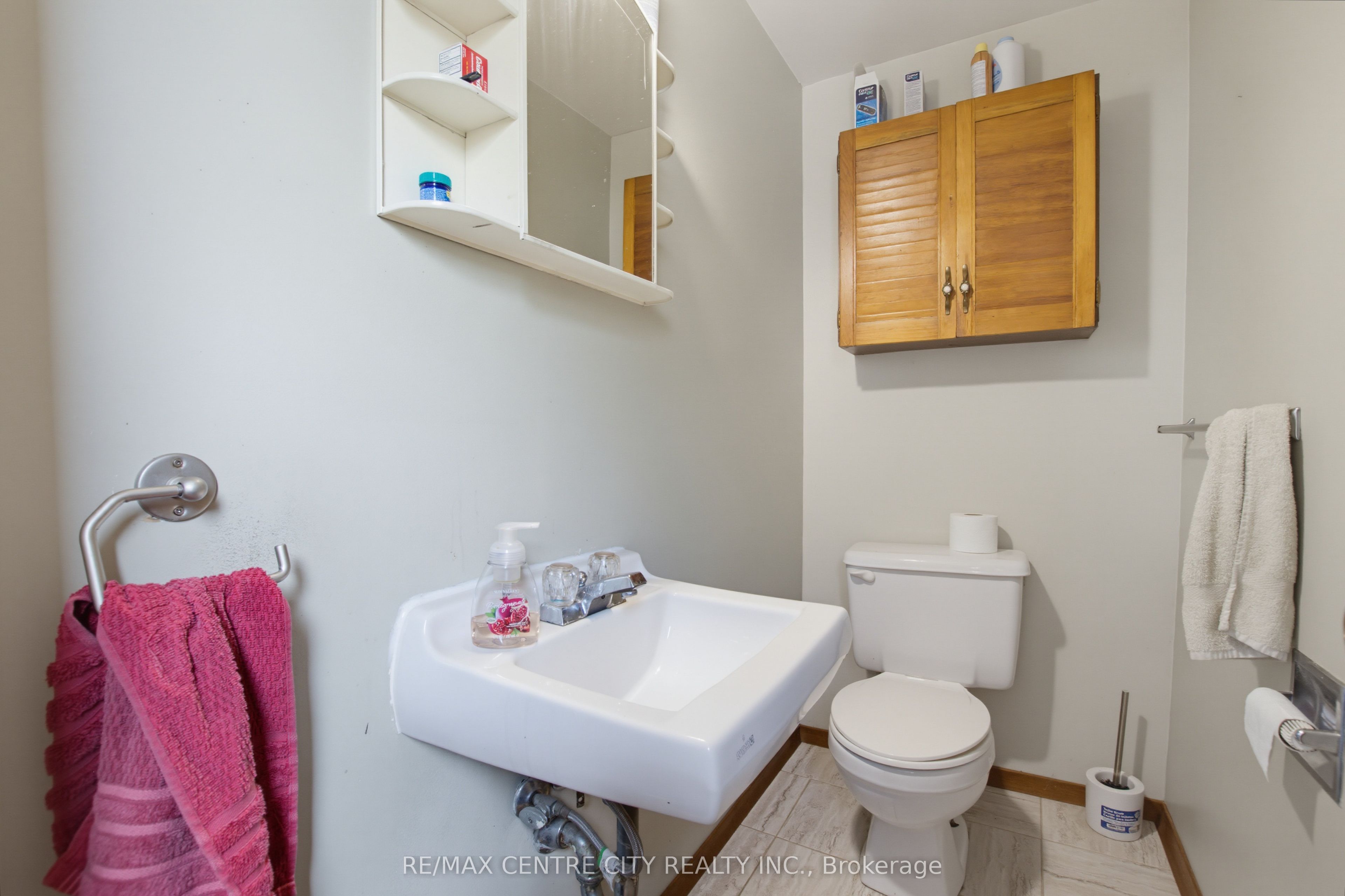 581 Deveron Crescent Property Photo 13