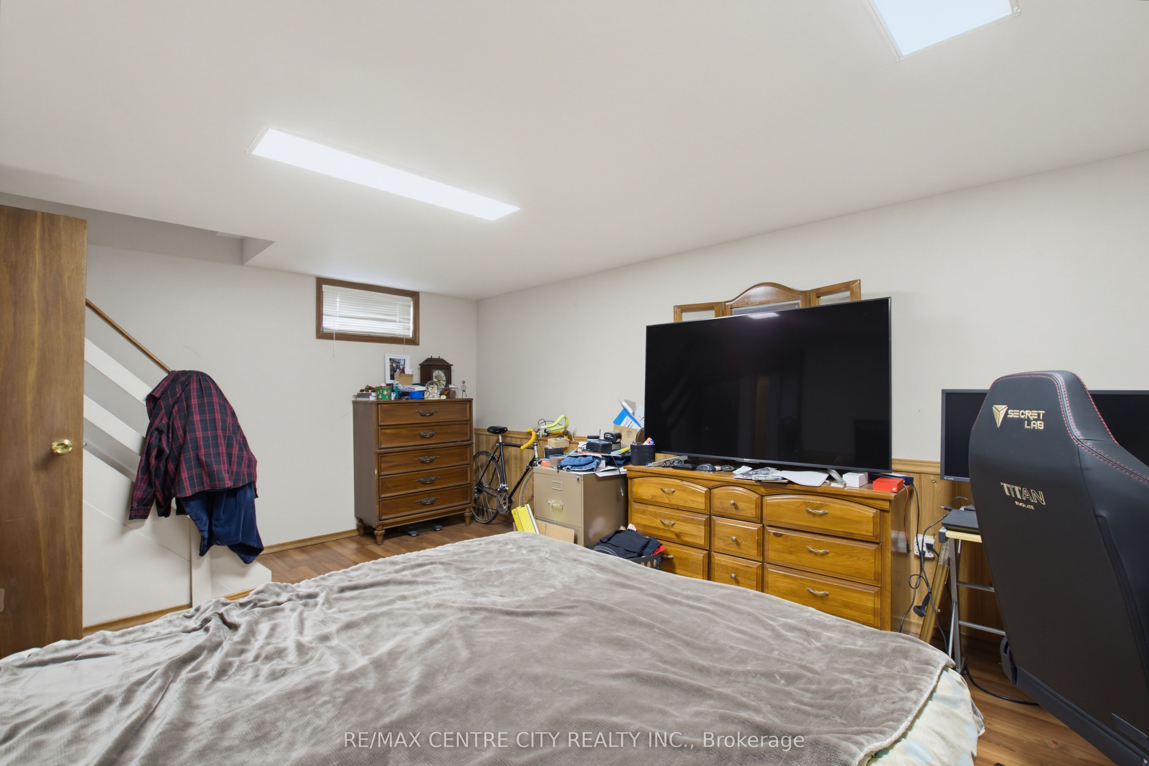 581 Deveron Crescent Property Photo 16