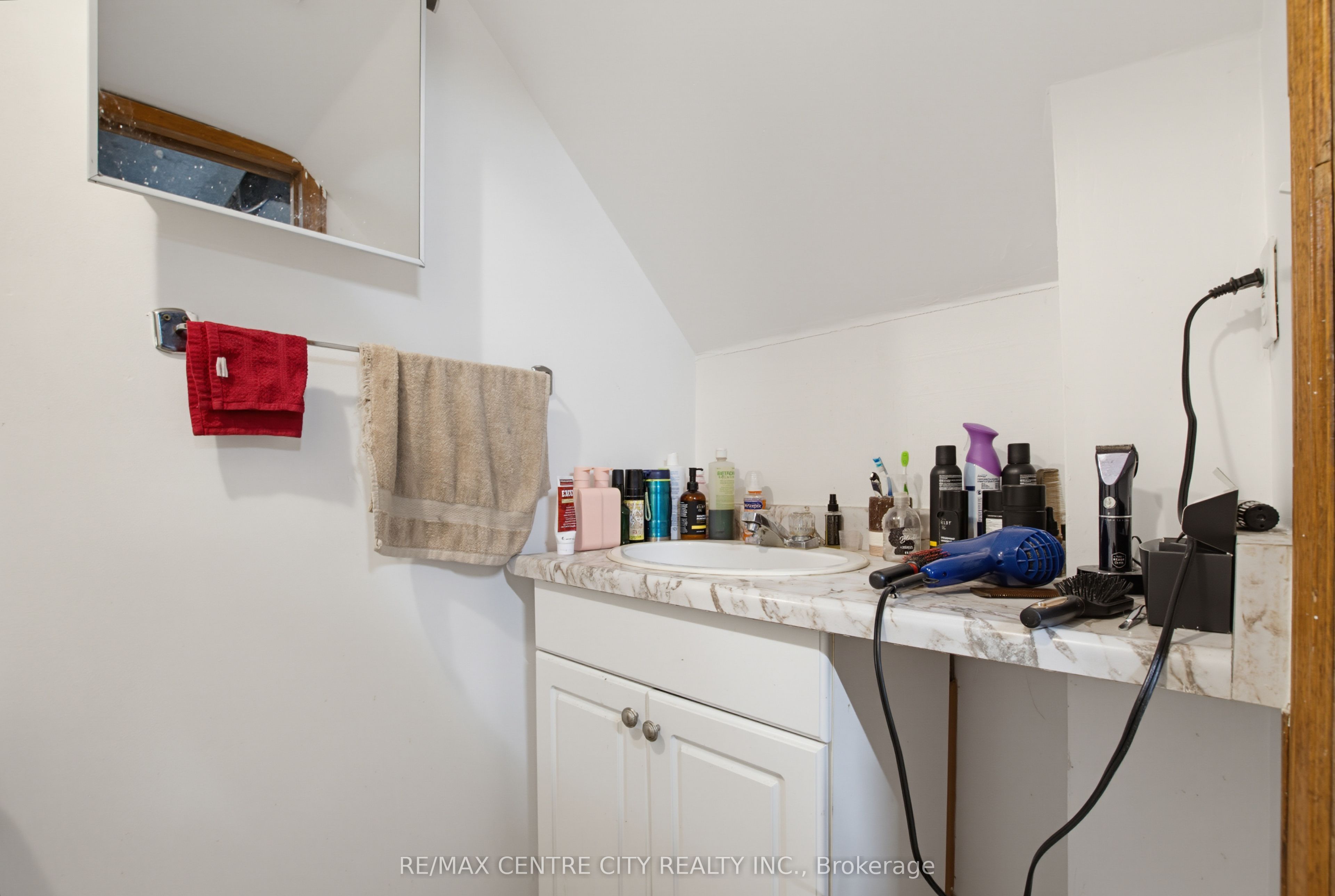 581 Deveron Crescent Property Photo 18